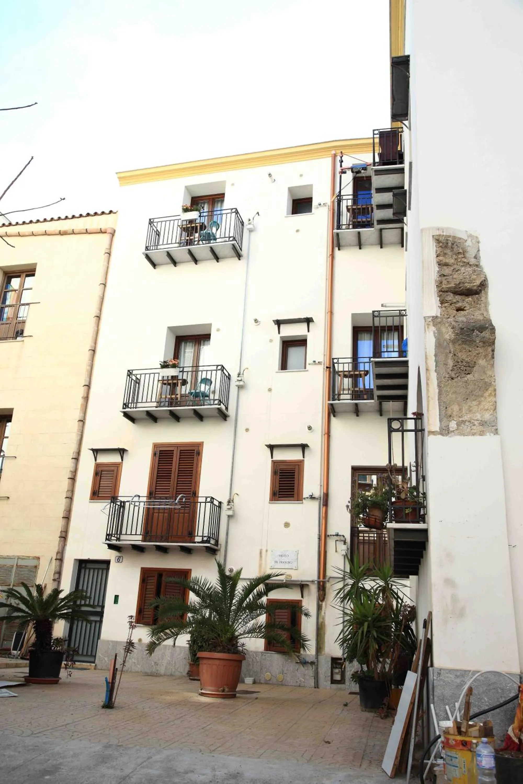 Property building in Jardin De France