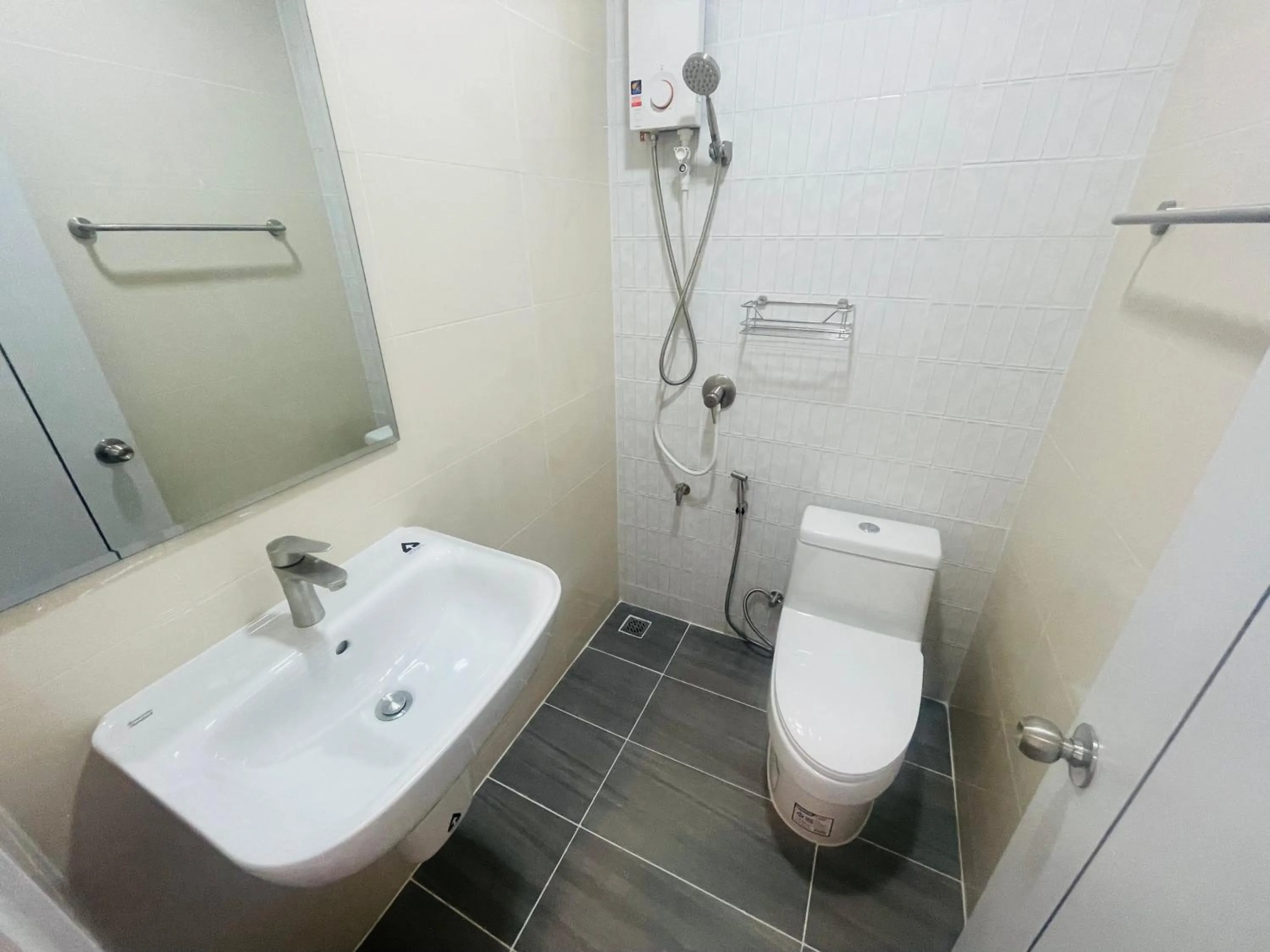 Shower in S2S Queen Trang Hotel