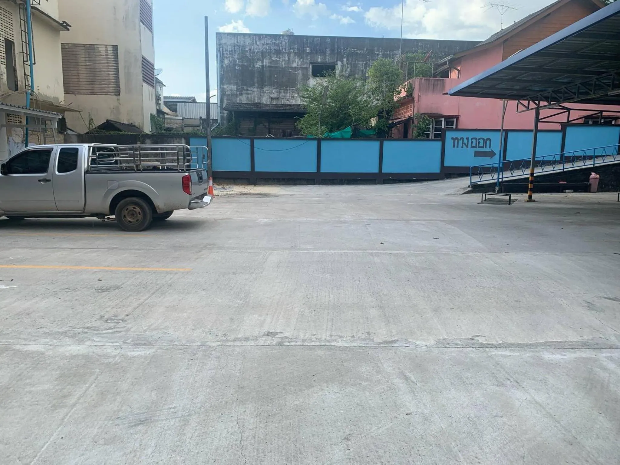 Parking in S2S Queen Trang Hotel