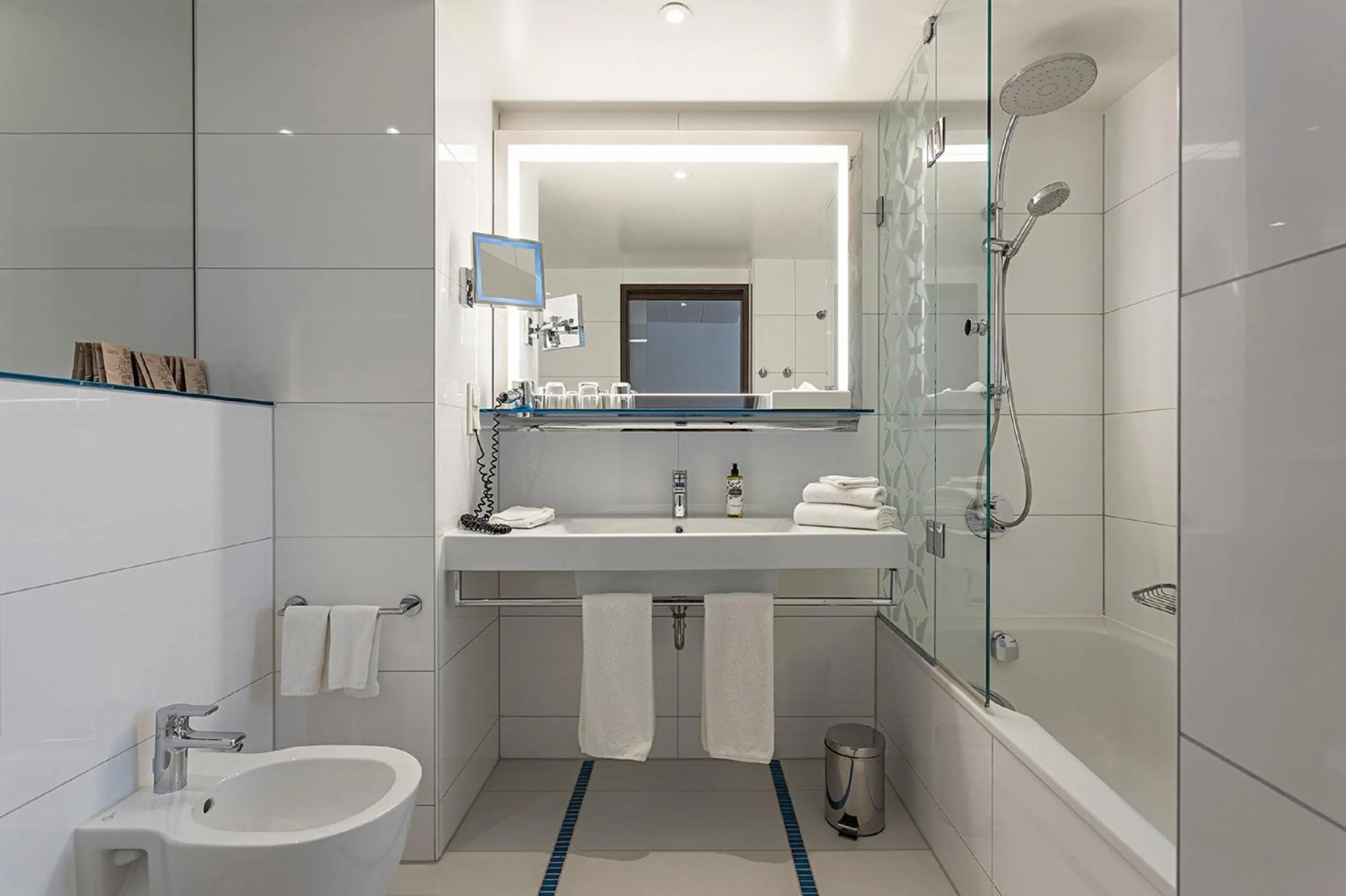 Shower in Pestana Berlin Tiergarten