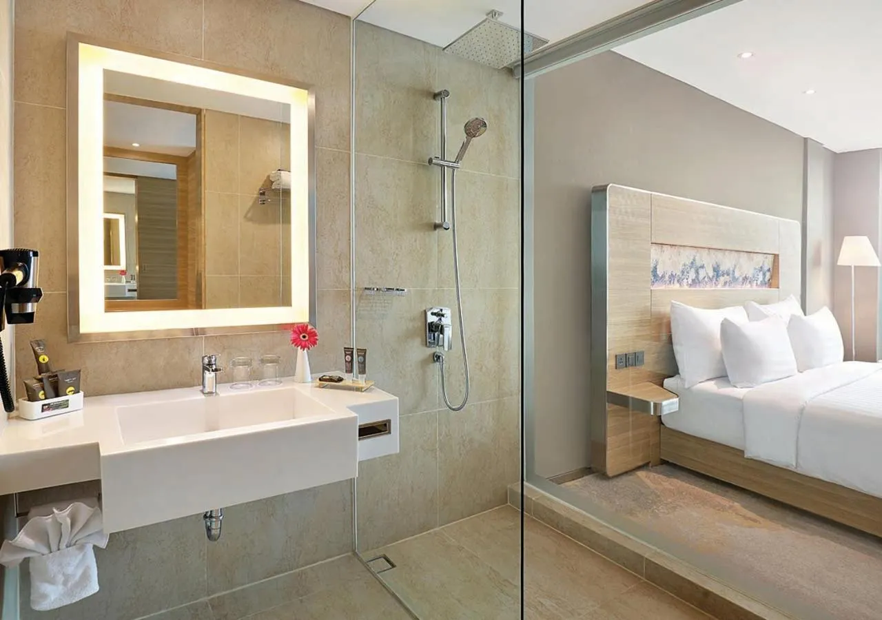 Bathroom, Bed in Novotel Samator Surabaya Timur