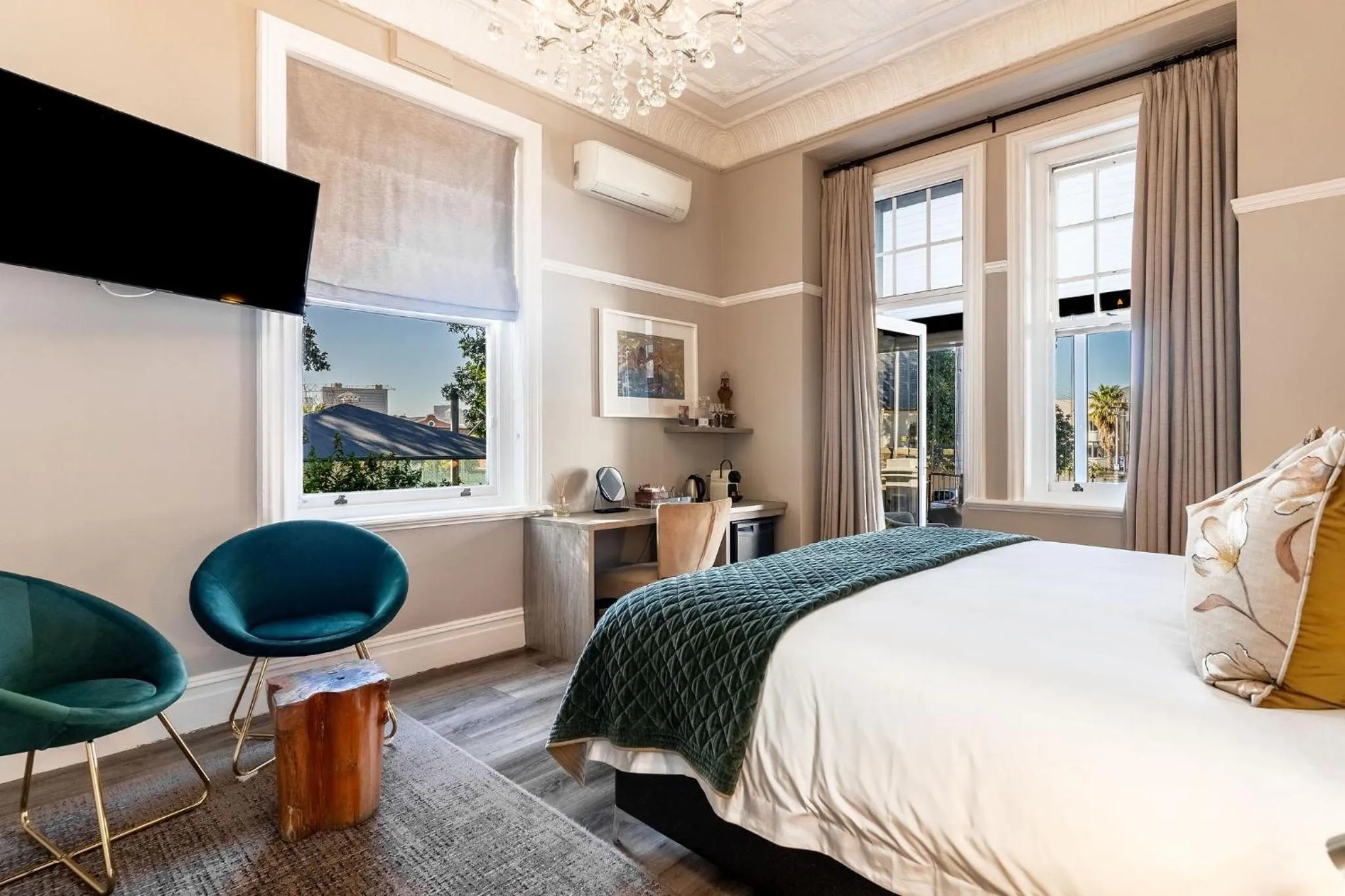 TV and multimedia, Bed in Cloud 9 Boutique Hotel and Spa