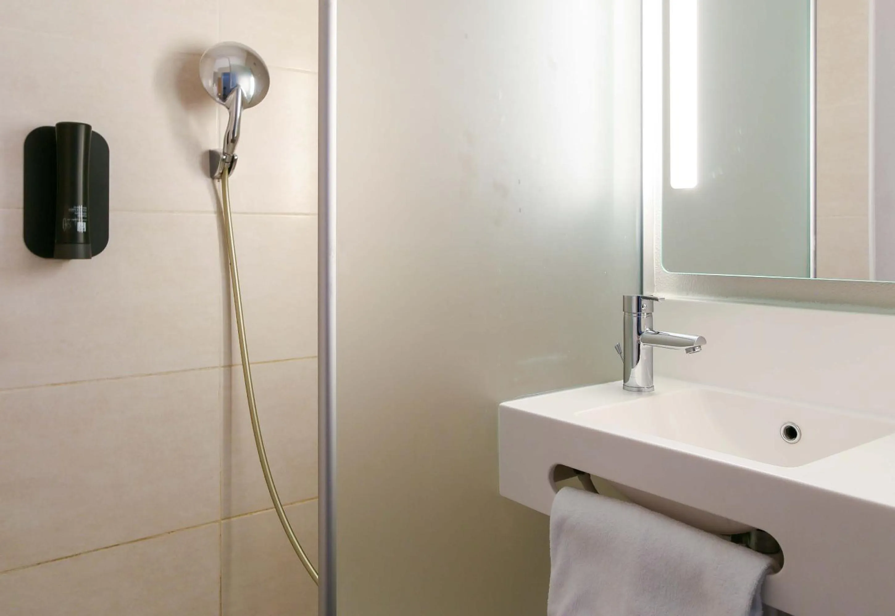 Bathroom in B&B HOTEL Marseille La Valentine St Menet