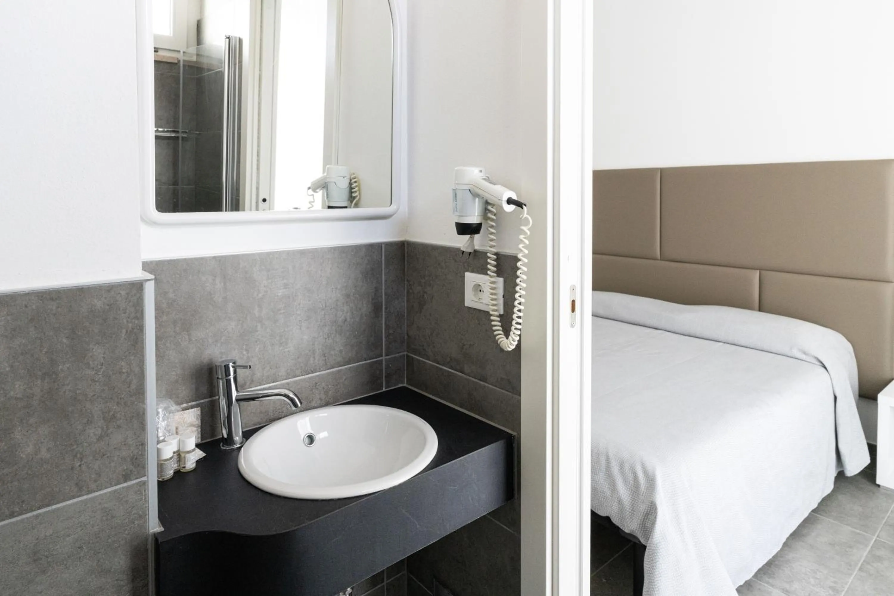 Bathroom, Bed in Hotel Eugenio