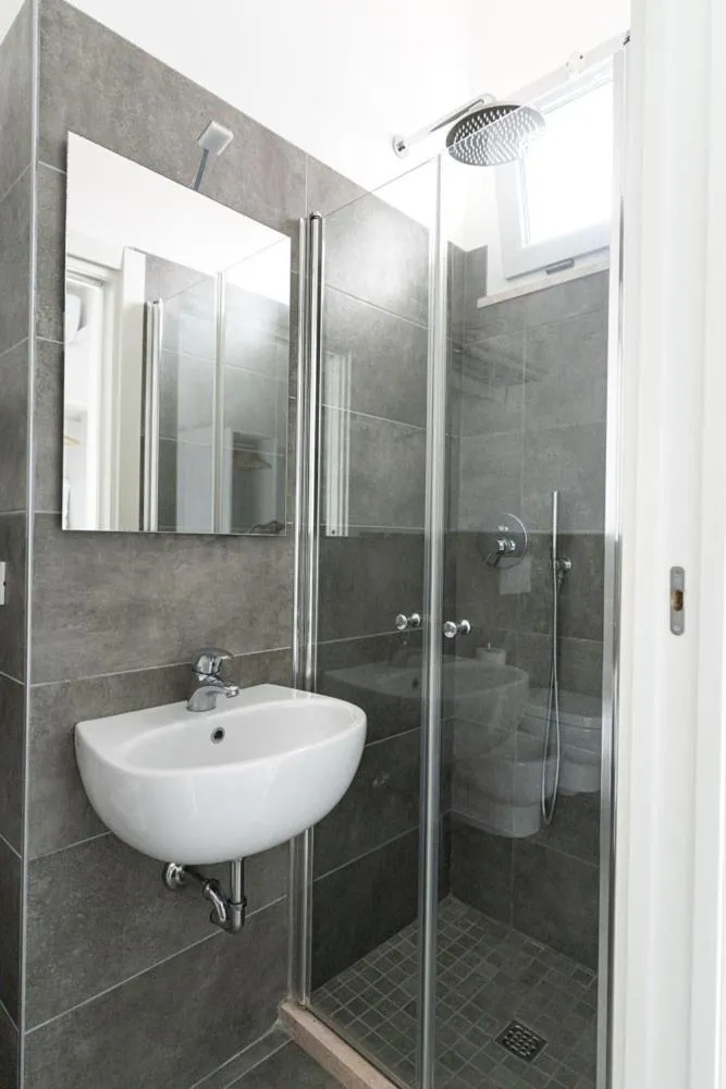 Shower in Hotel Eugenio