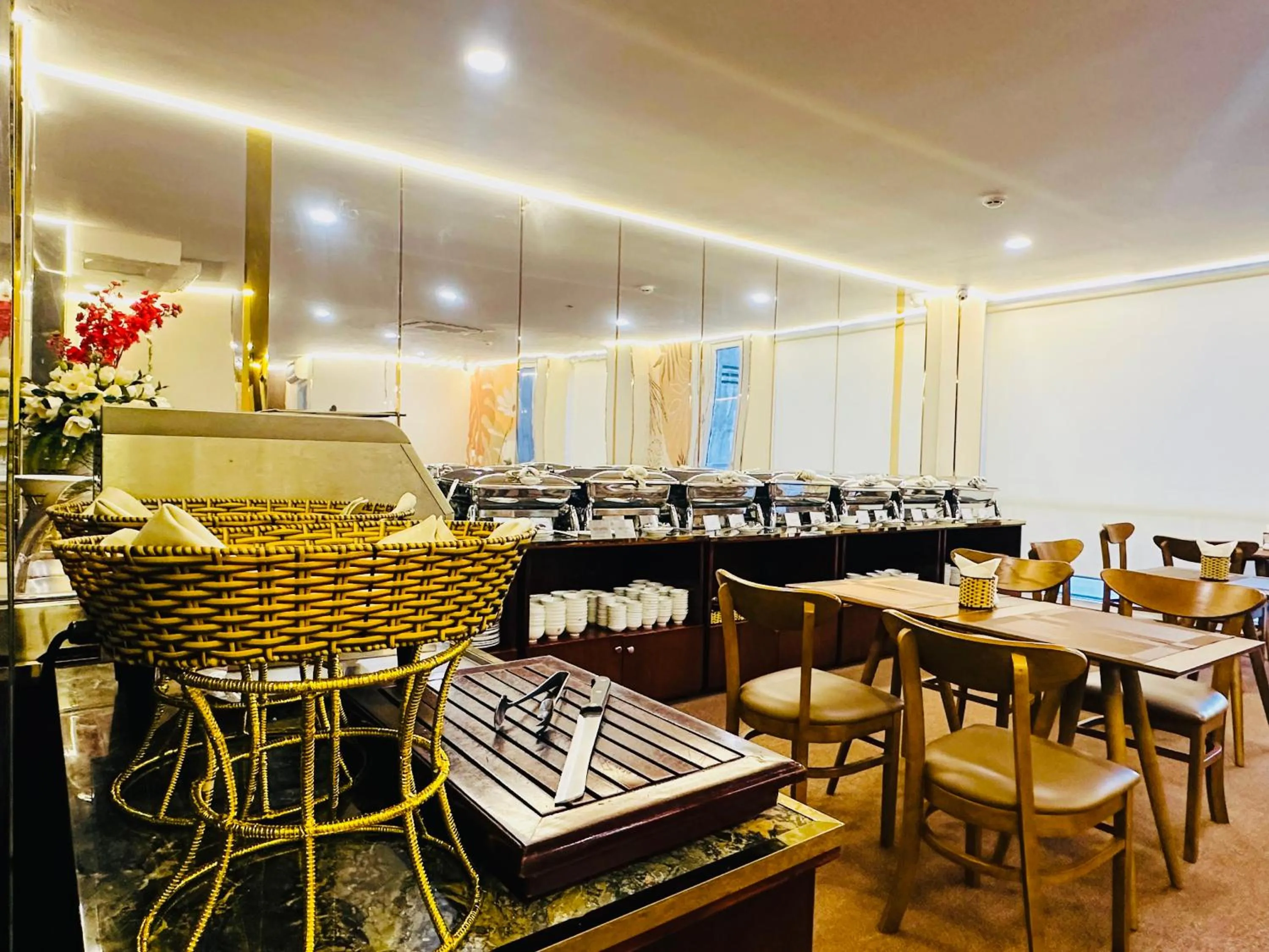 Restaurant/places to eat in Huong Sen Annex Hotel