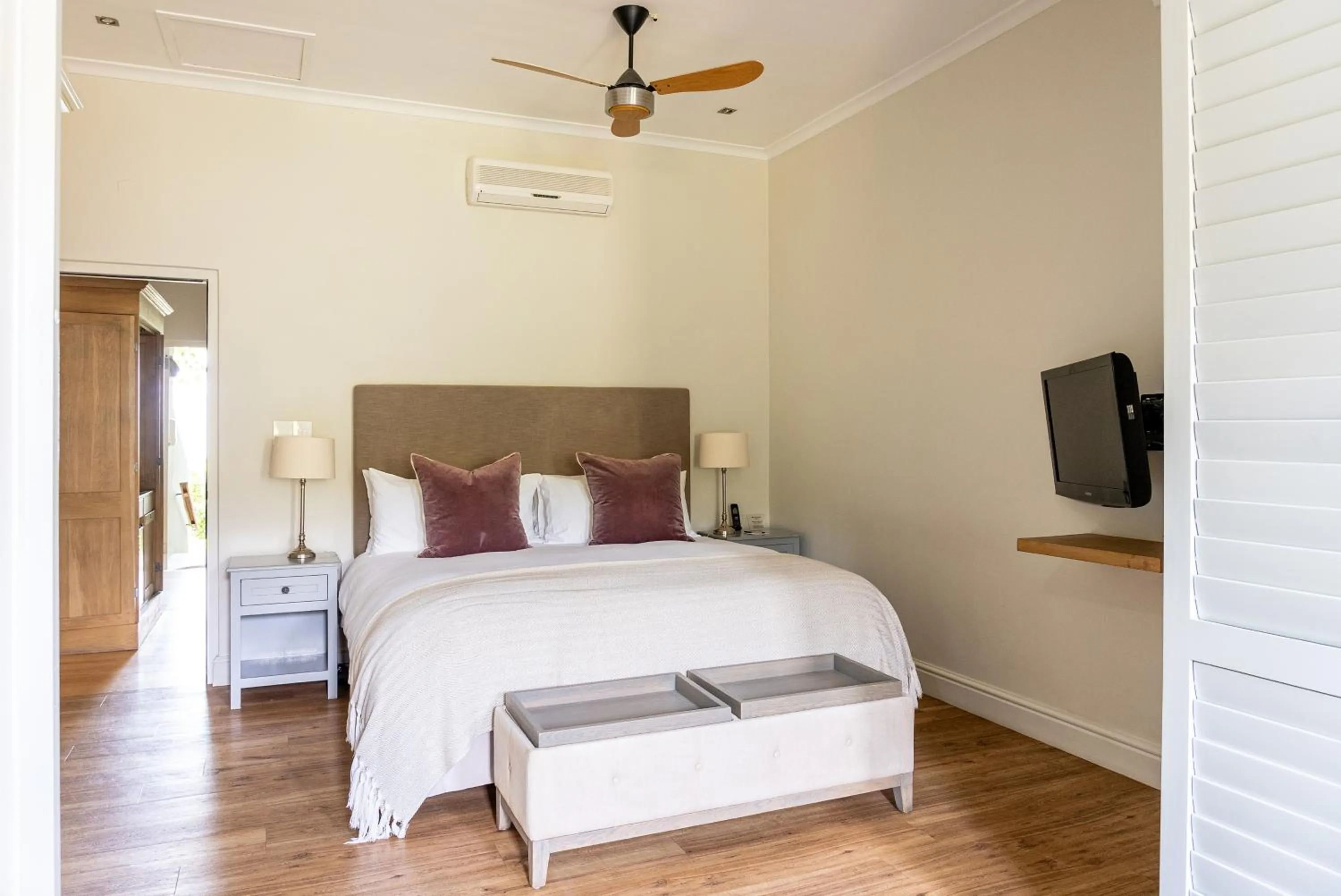 Bedroom, Bed in Angala