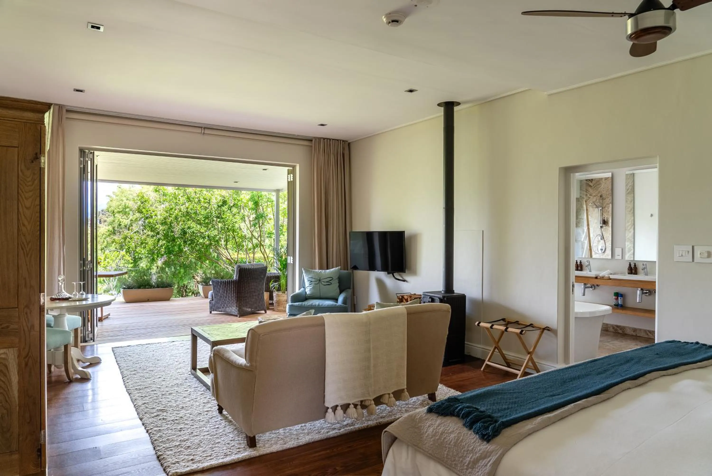 TV and multimedia, Bed in Angala