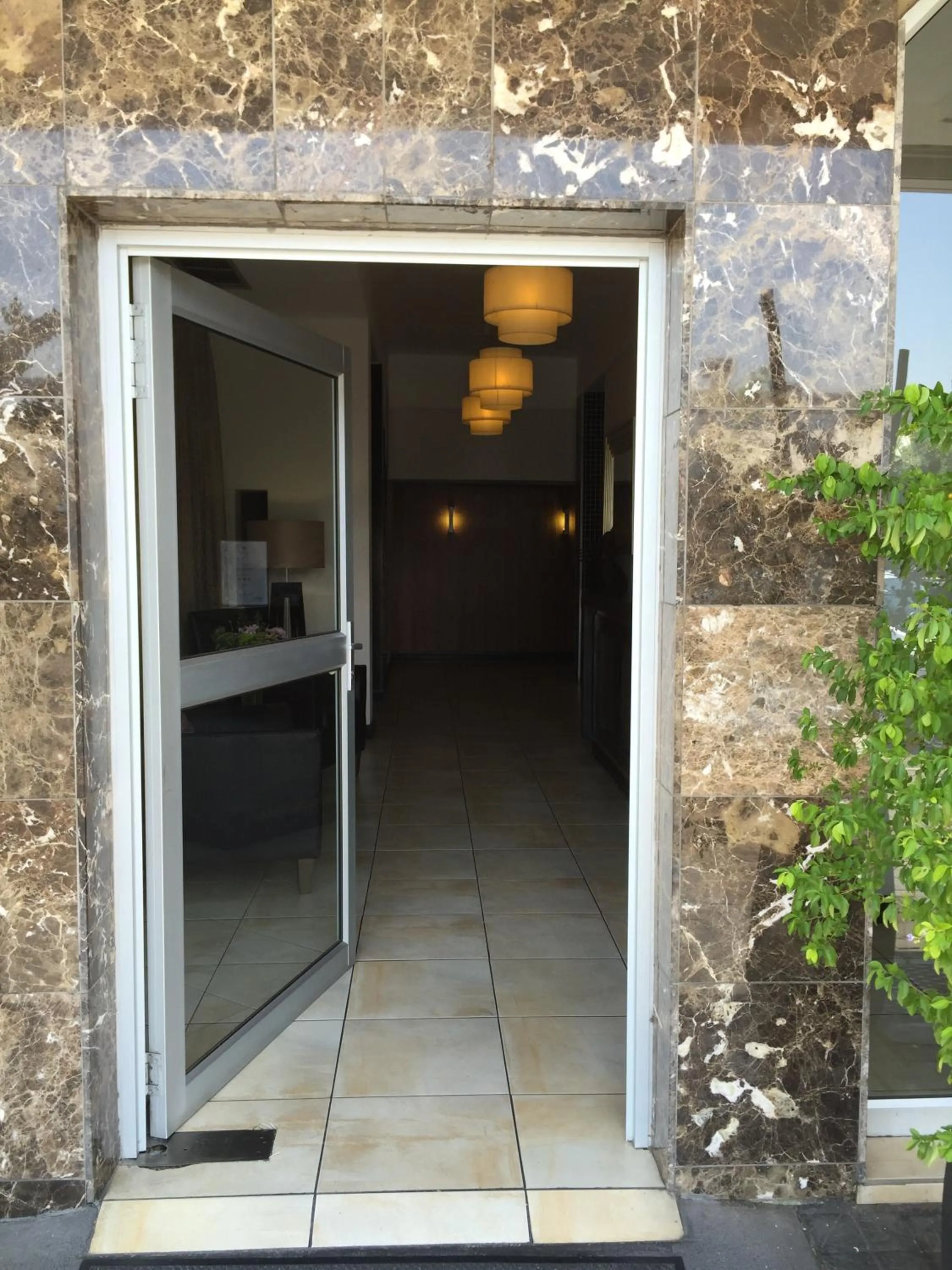 Facade/entrance in River City Inn