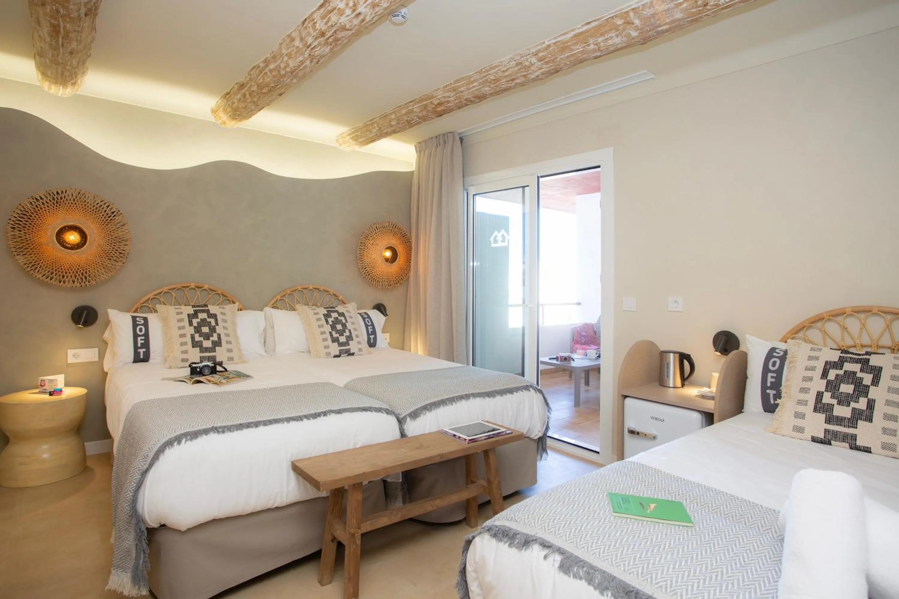 Photo of the whole room, Bed in Casual Bahía Ibiza
