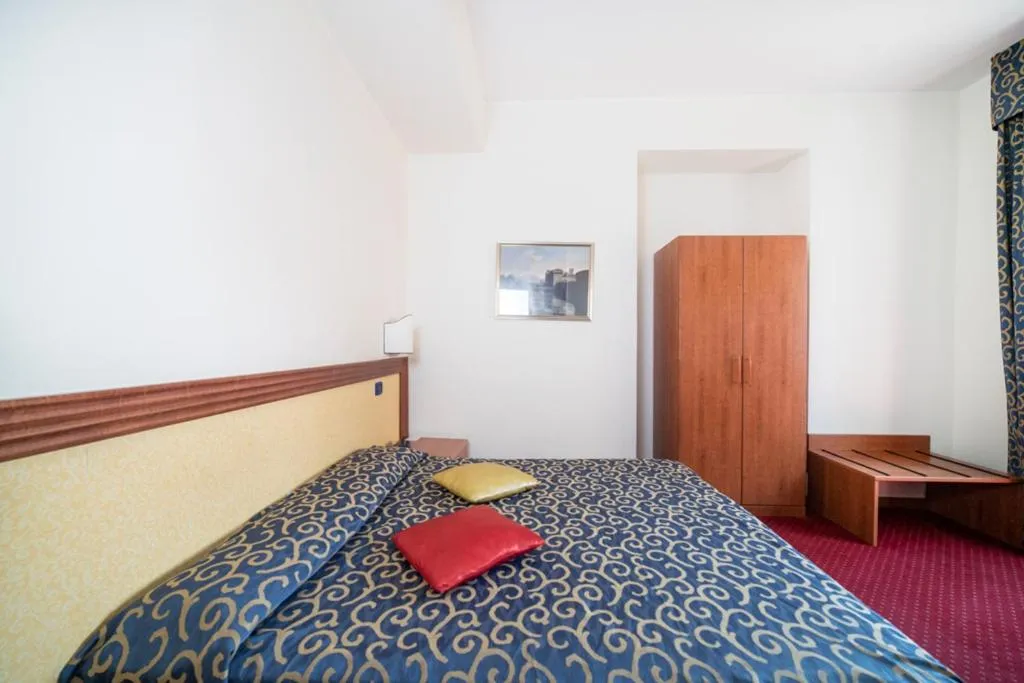Bed in Hotel Italia & Lombardi