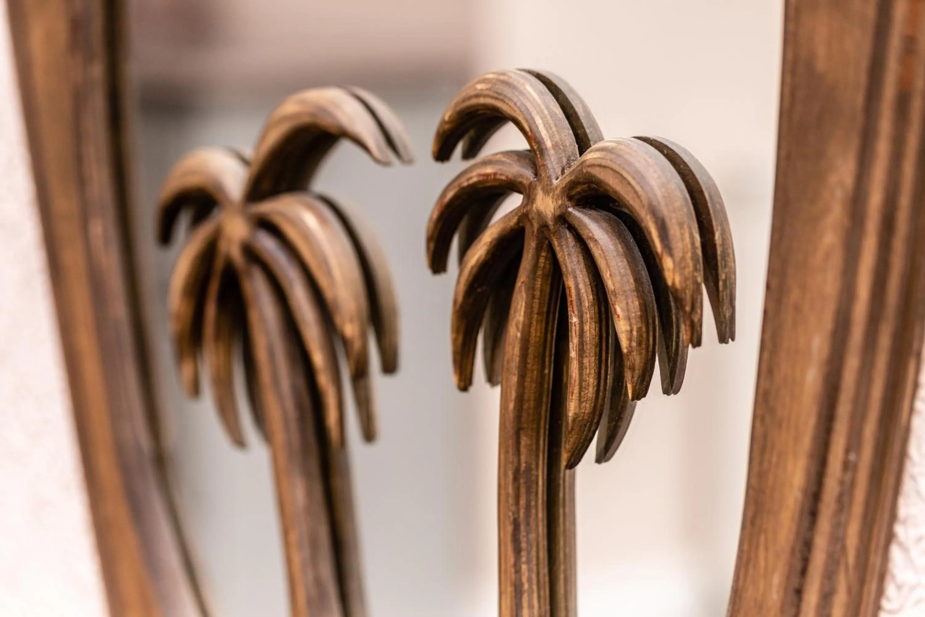 Logo/Certificate/Sign in The Rosscourt