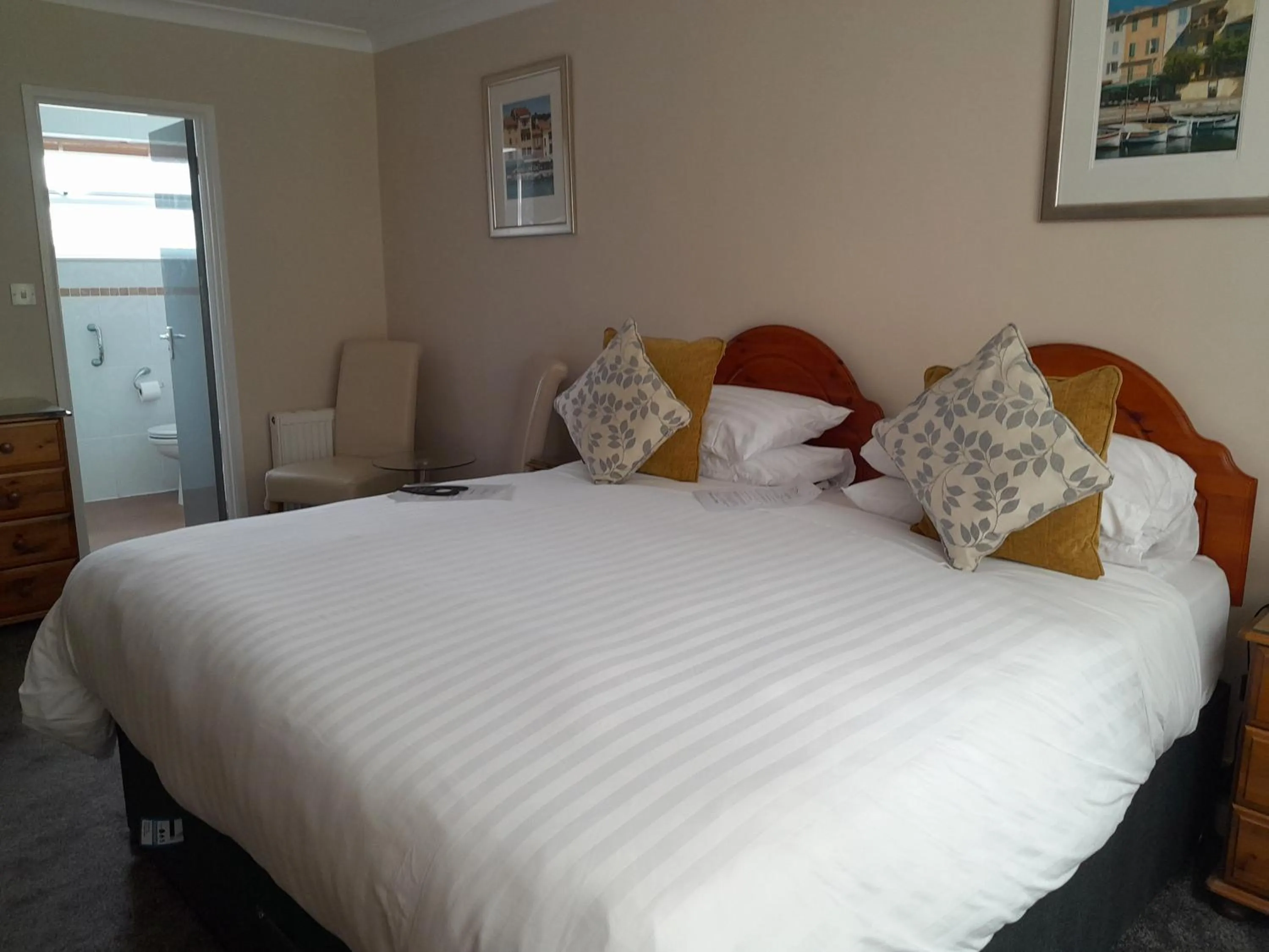 Shower, Bed in The Rosscourt