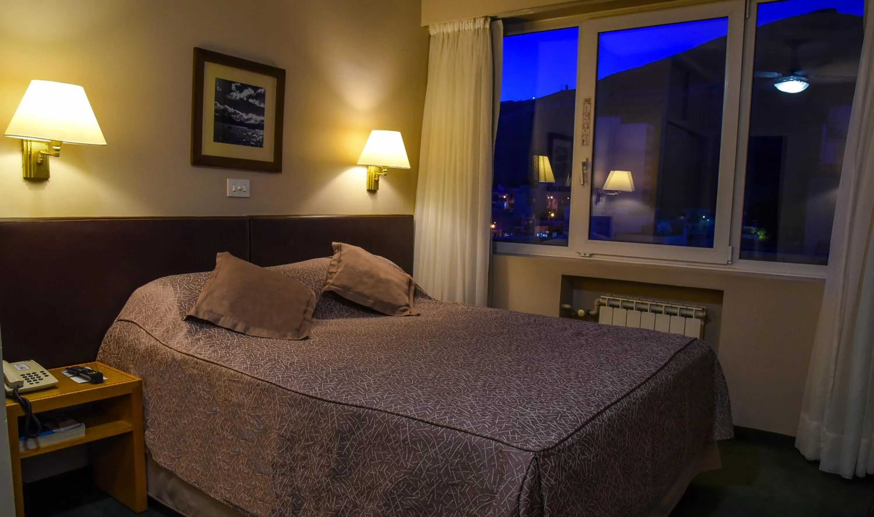 Photo of the whole room, Bed in Comodoro Hotel