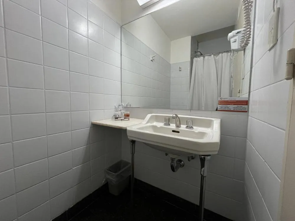 Bathroom in Comodoro Hotel