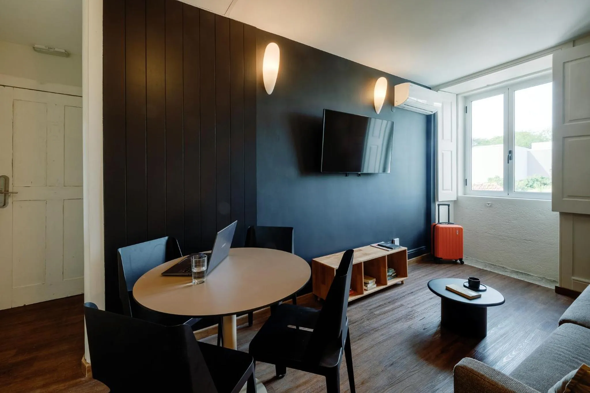 Living room in Cosme Apartments by Olala Homes