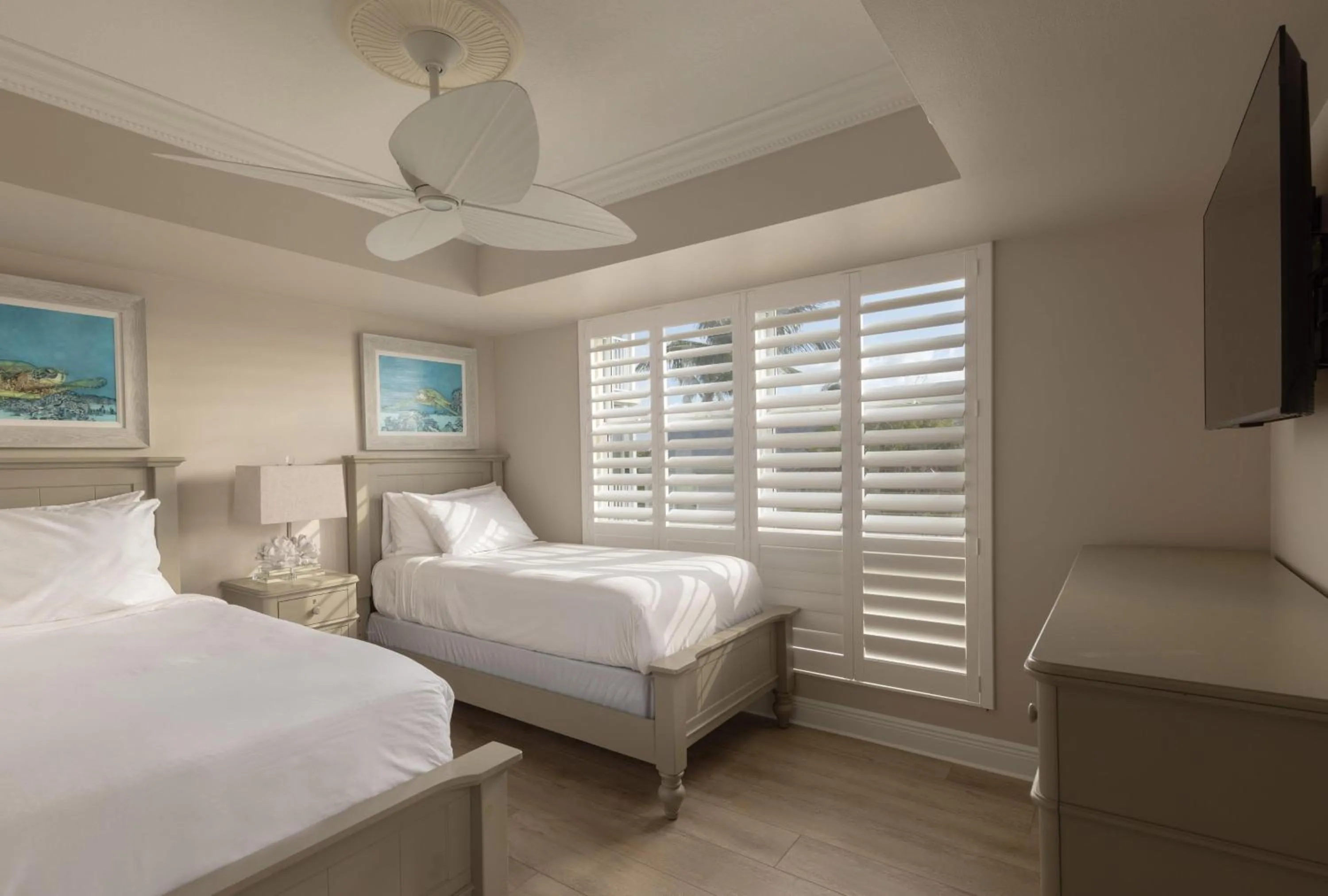 Photo of the whole room, Bed in Hawks Cay Resort
