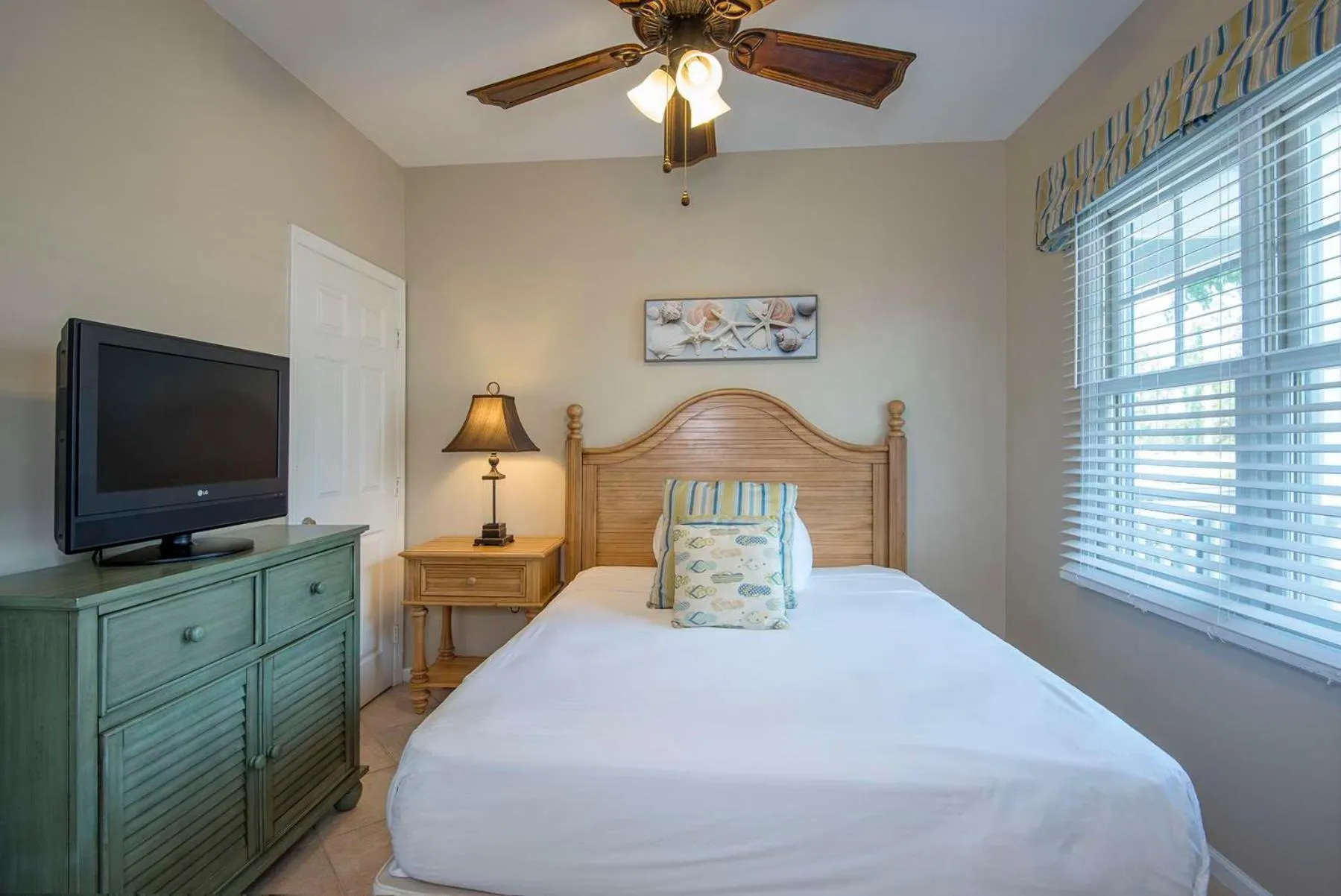 Photo of the whole room, Bed in Hawks Cay Resort