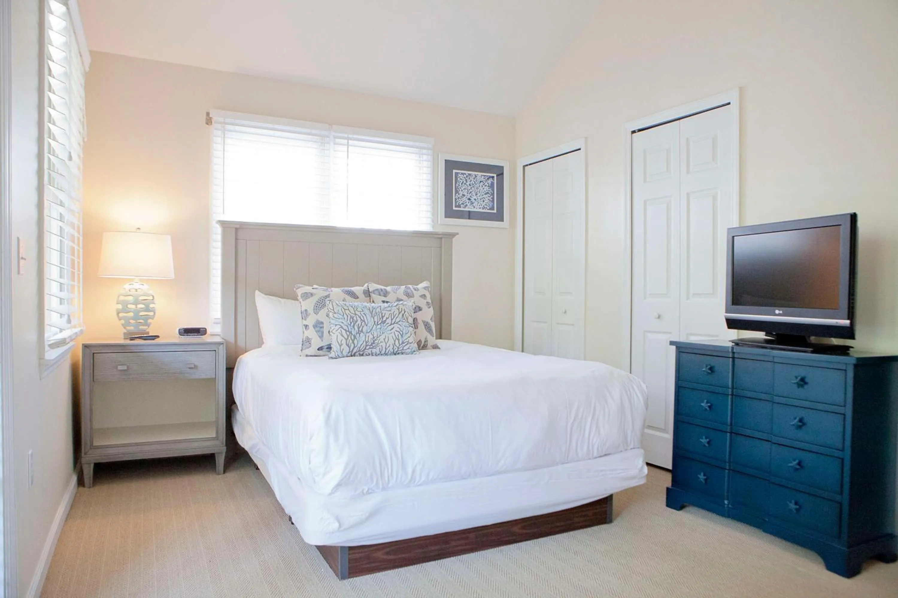 Photo of the whole room, Bed in Hawks Cay Resort