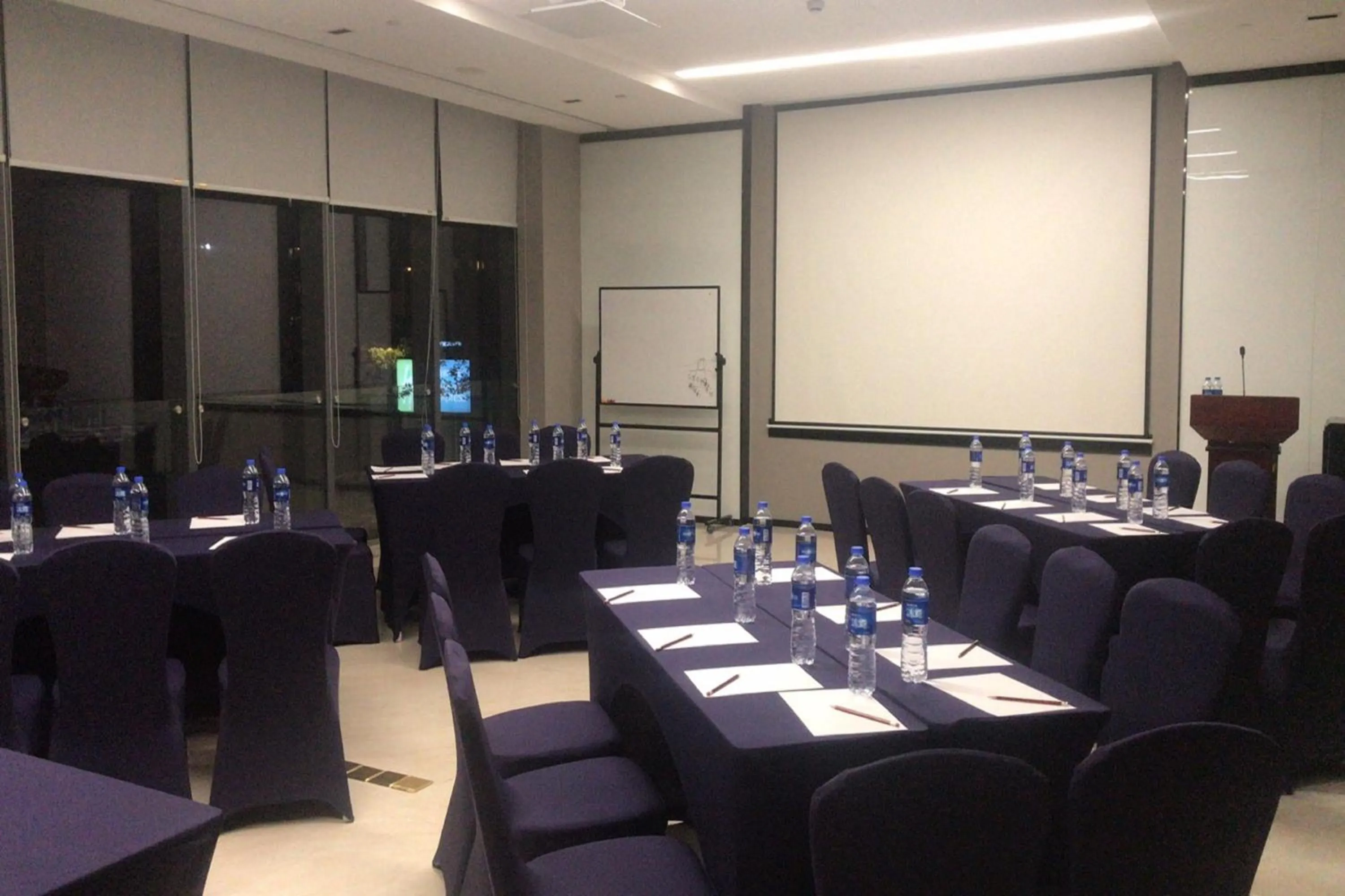 Meeting/conference room in Holiday Inn Express Fuzhou Downtown by IHG