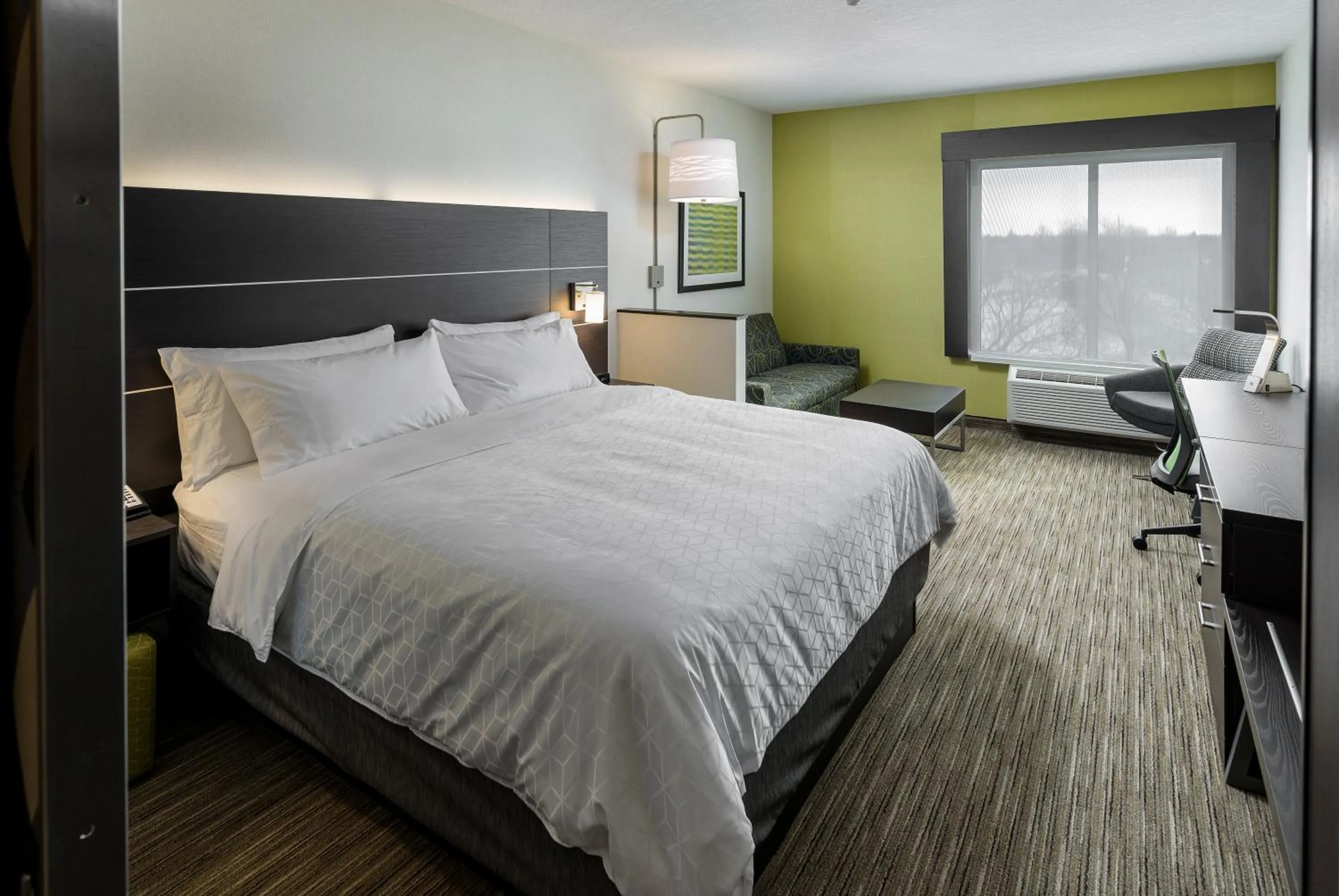 Bedroom, Bed in Holiday Inn Express & Suites Kelowna - East by IHG