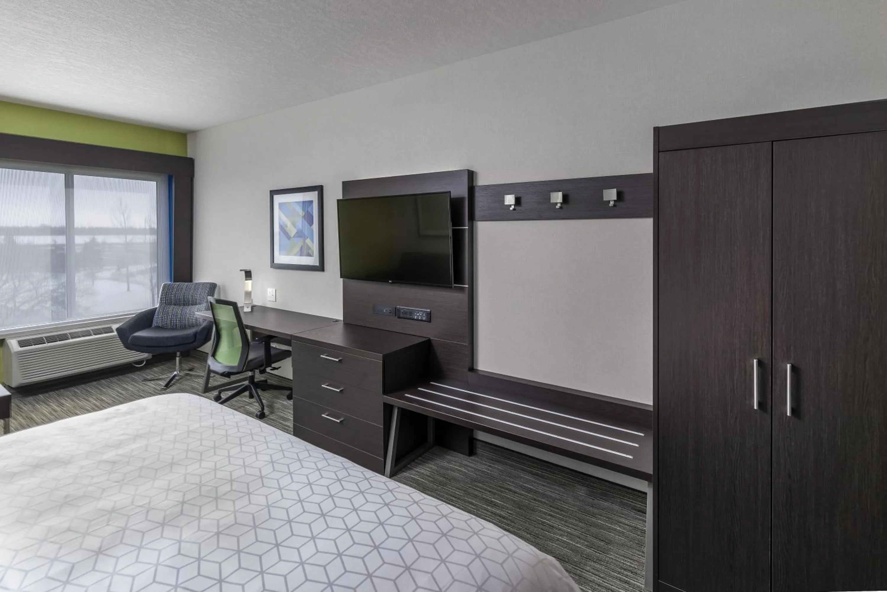 Bedroom, Bed in Holiday Inn Express & Suites Kelowna - East by IHG