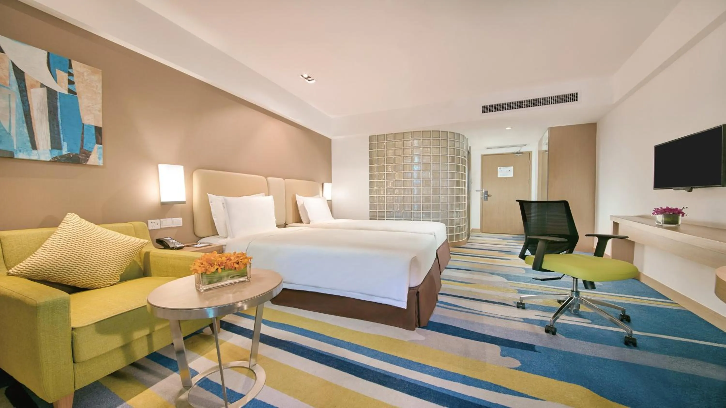 Photo of the whole room, Bed in Holiday Inn Express Hangzhou Gongshu by IHG