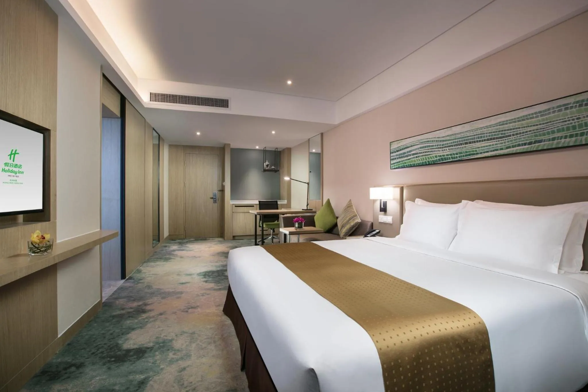 Photo of the whole room, Bed in Holiday Inn Hangzhou Gongshu by IHG