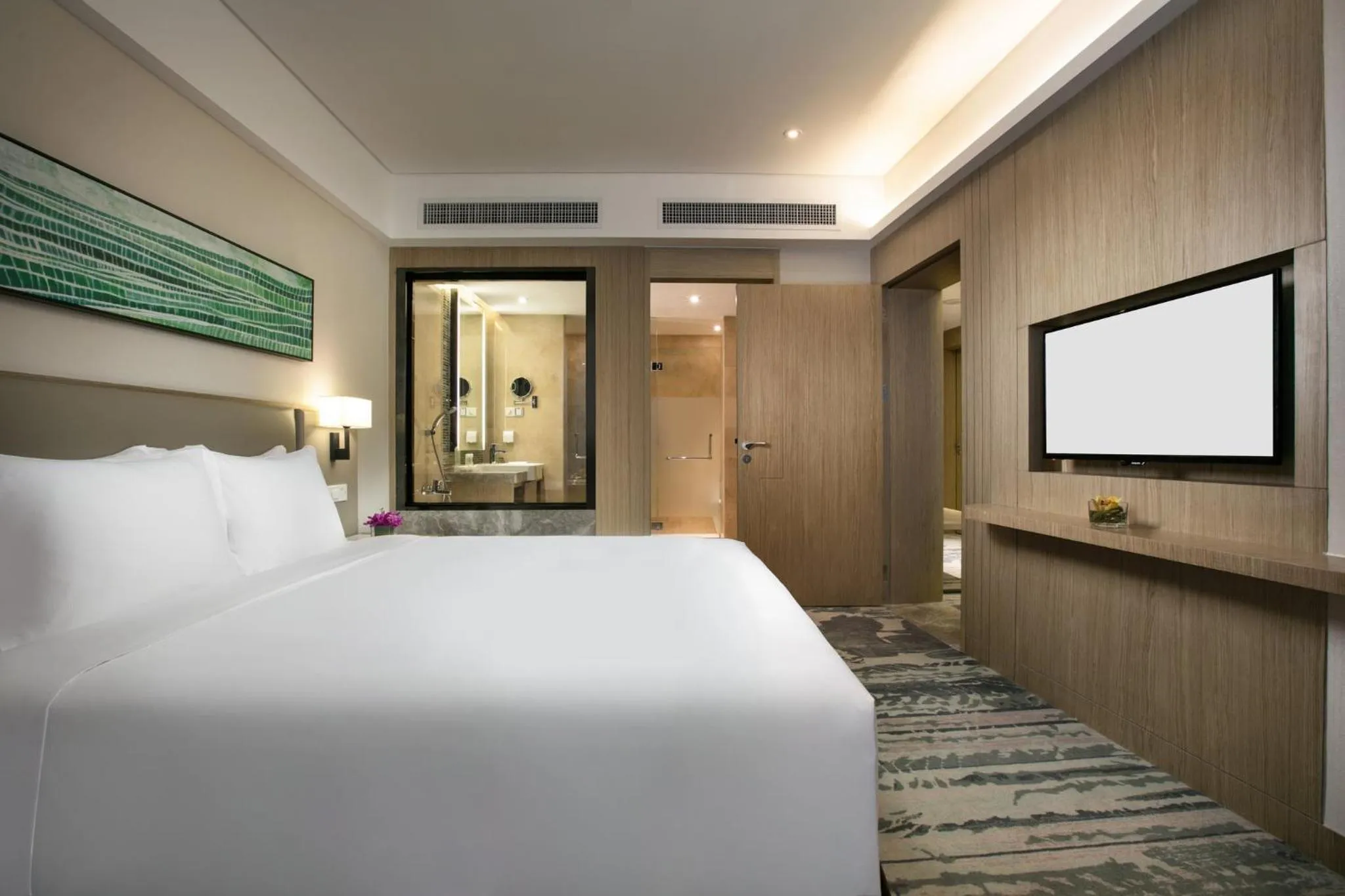 Photo of the whole room, Bed in Holiday Inn Hangzhou Gongshu by IHG