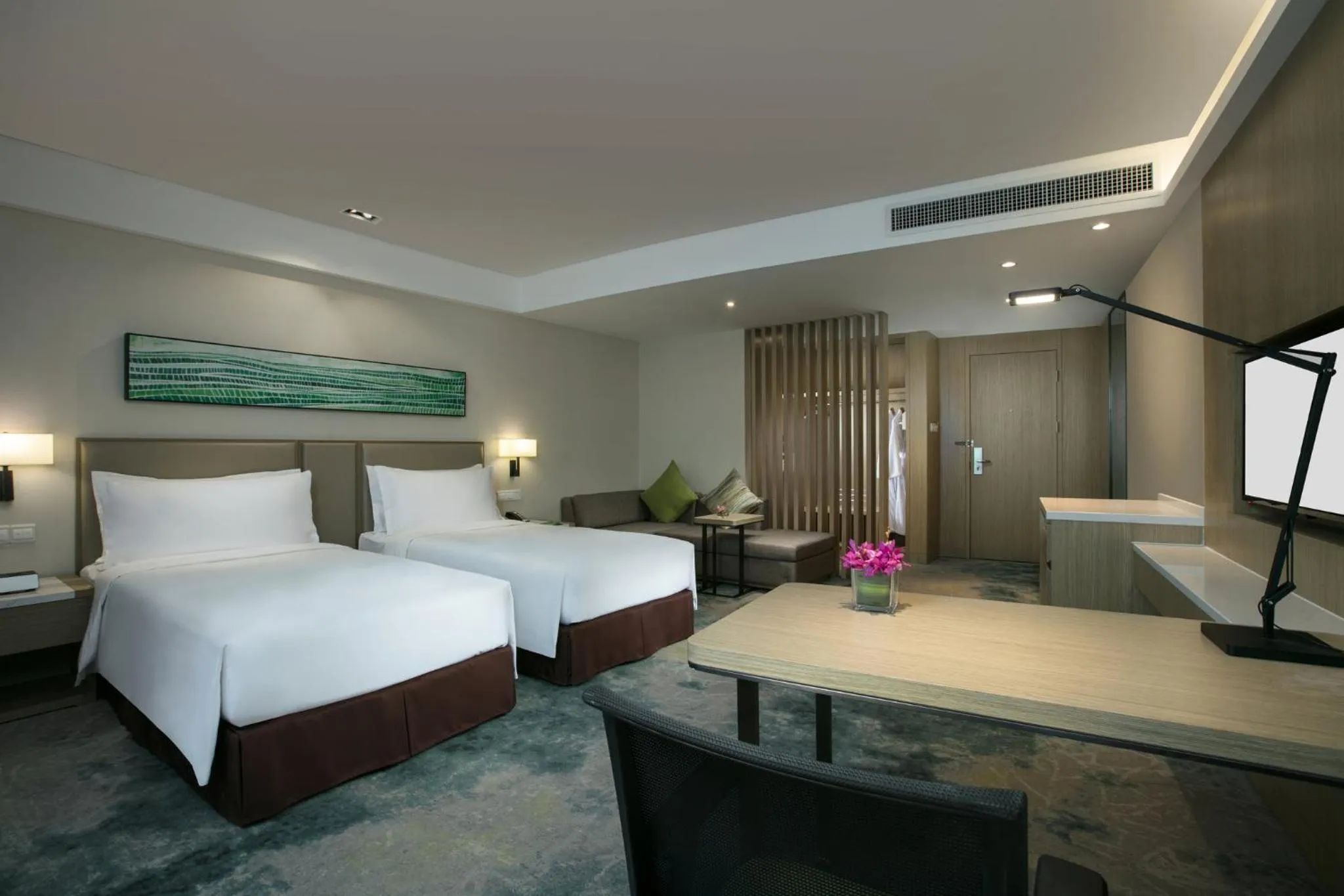 Photo of the whole room, Bed in Holiday Inn Hangzhou Gongshu by IHG