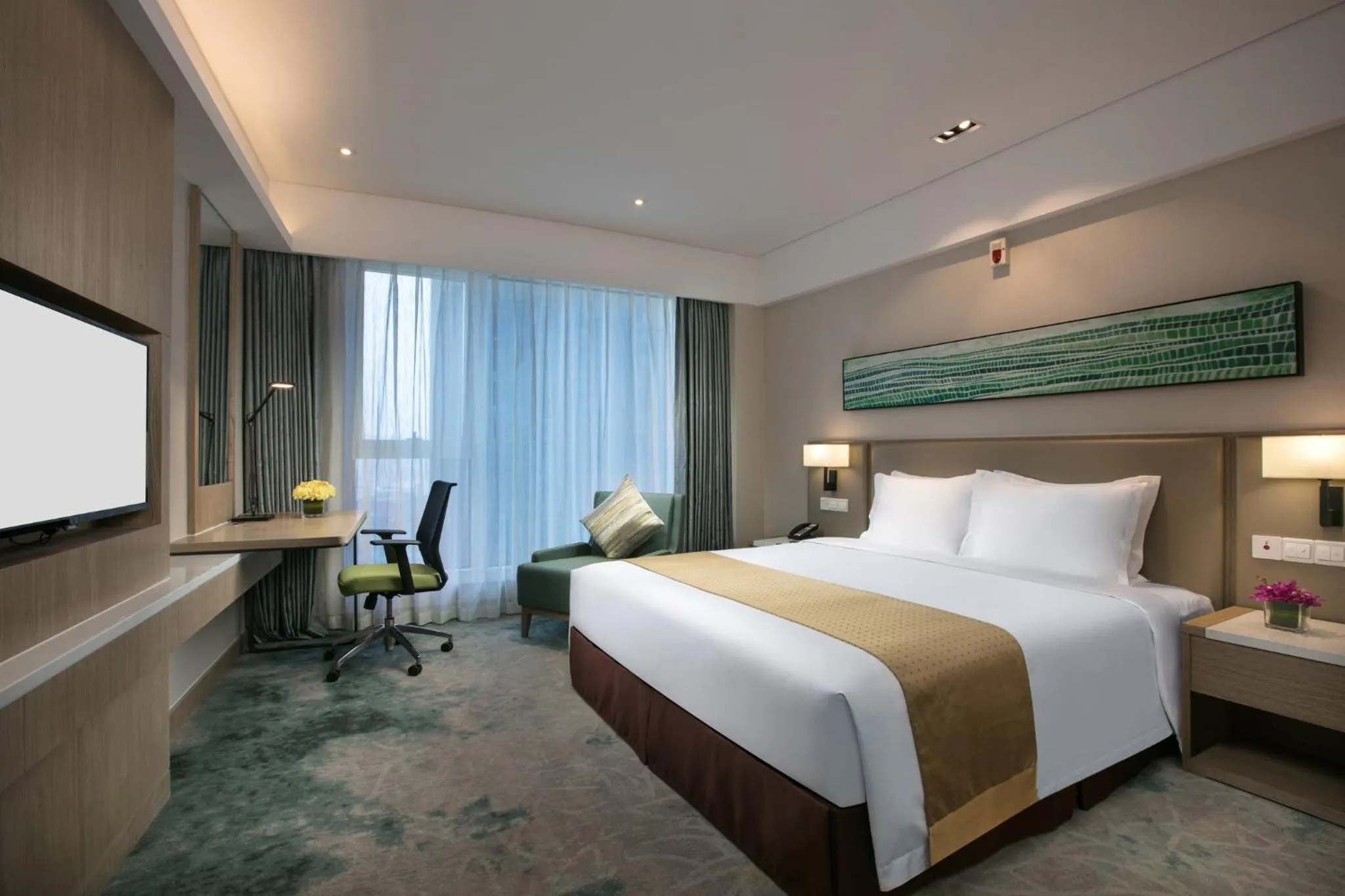 Photo of the whole room, Bed in Holiday Inn Hangzhou Gongshu by IHG