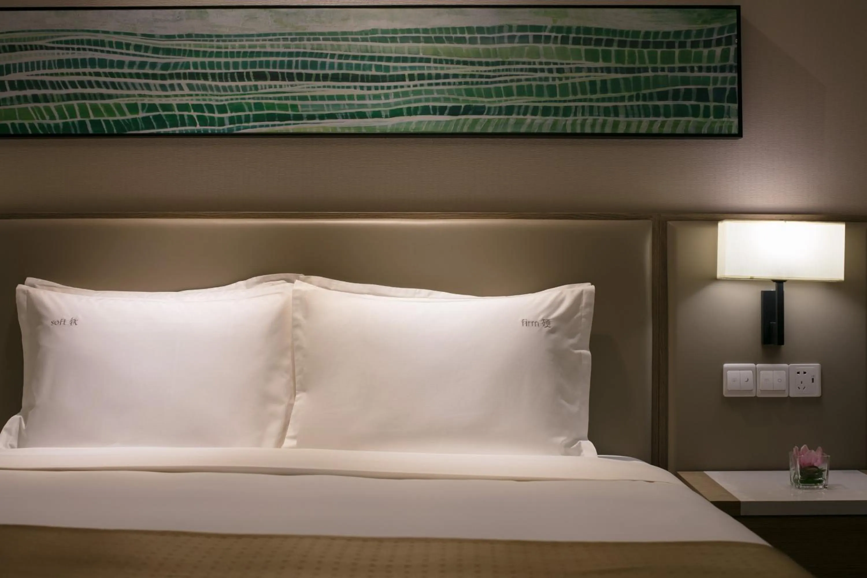 Photo of the whole room, Bed in Holiday Inn Hangzhou Gongshu by IHG