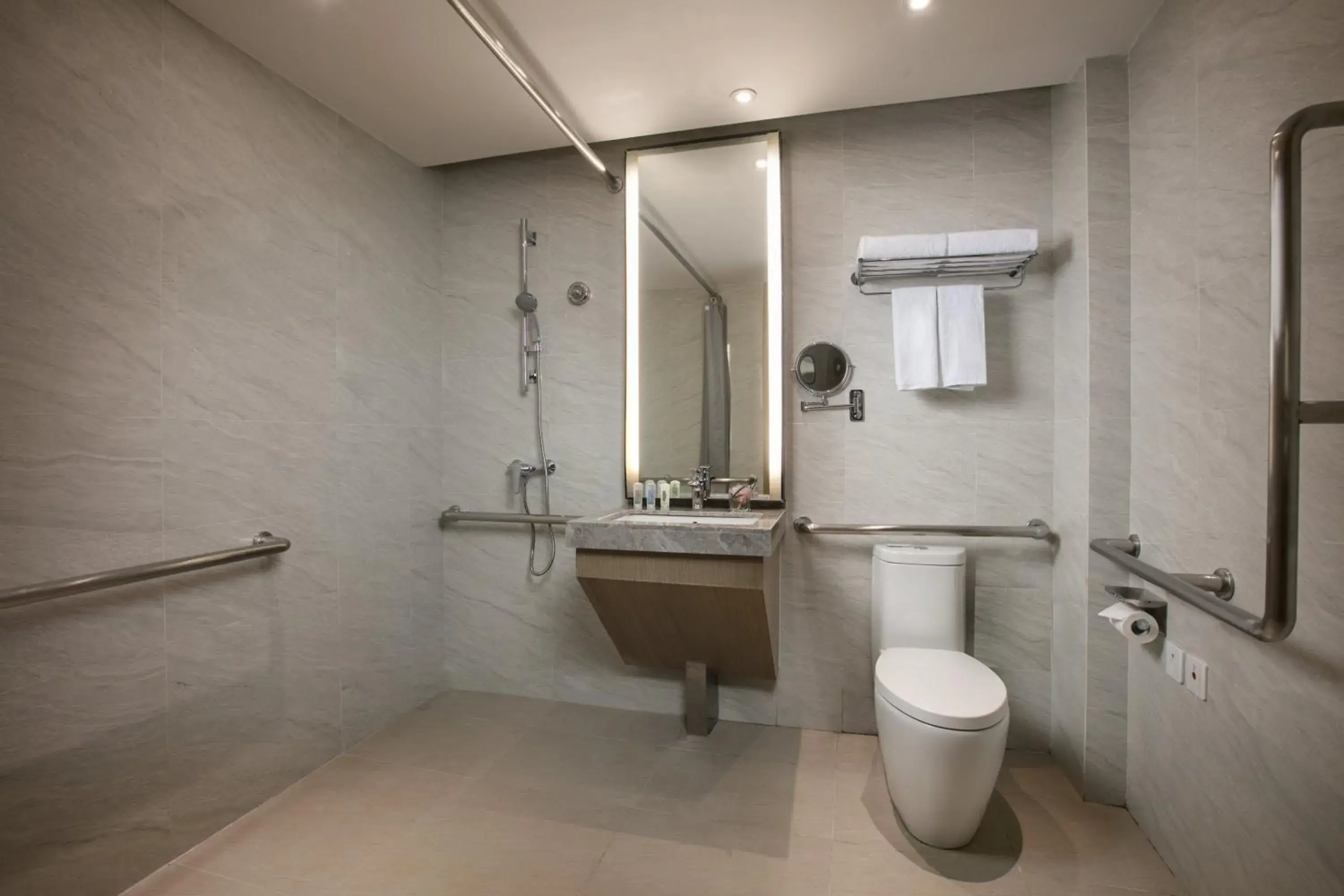 Standard King Room - Disability Access in Holiday Inn Hangzhou Gongshu by IHG Standard King Room - Disability Access in Holiday Inn Hangzhou Gongshu by IHG