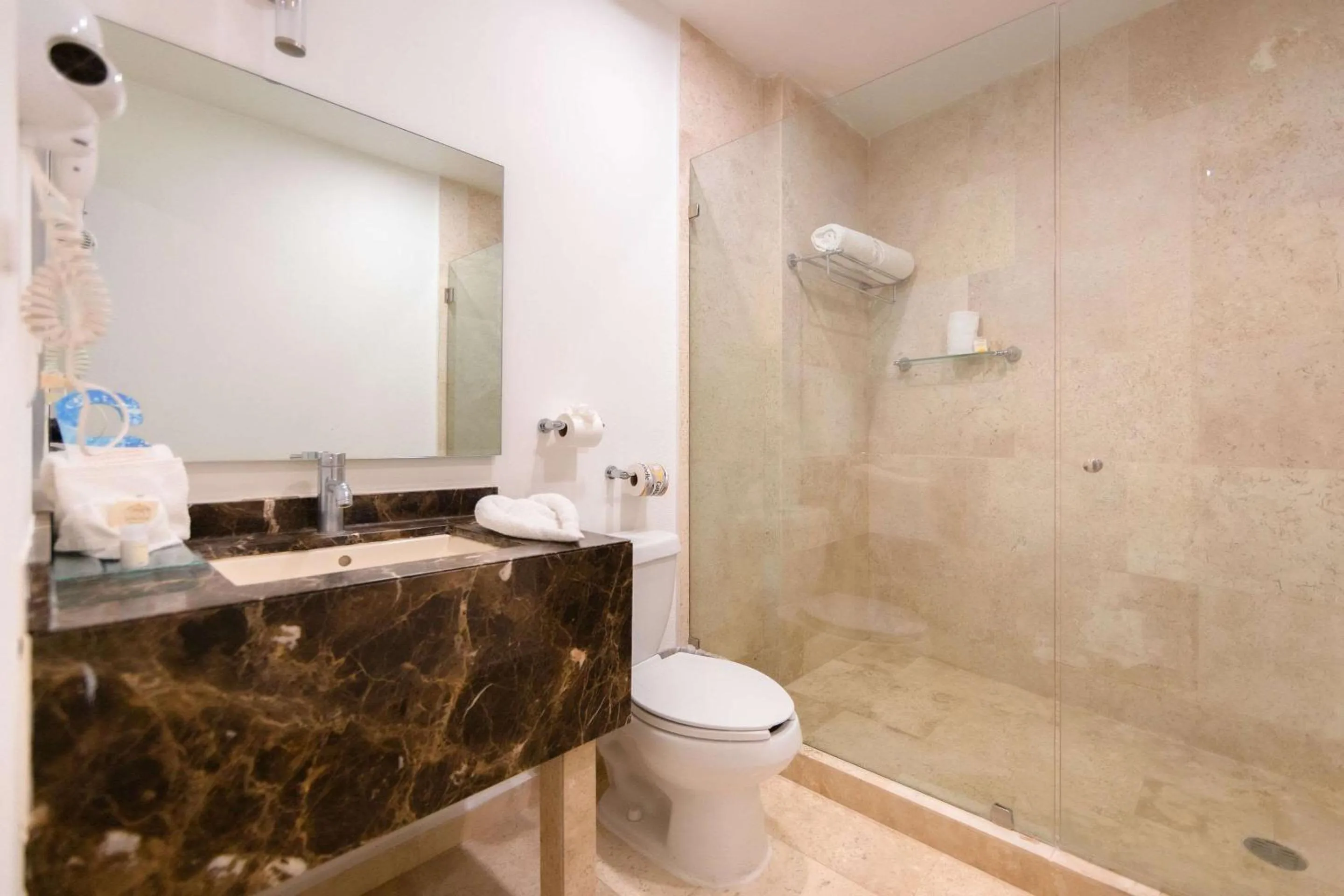 Bedroom, Bathroom in Hotel Cayala Inn