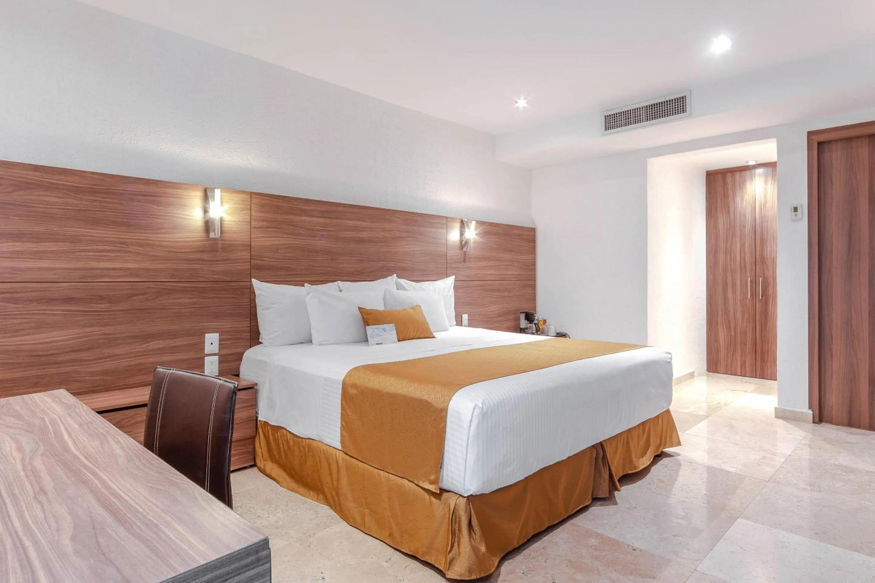 Bedroom, Bed in Comfort Inn Queretaro Tecnologico