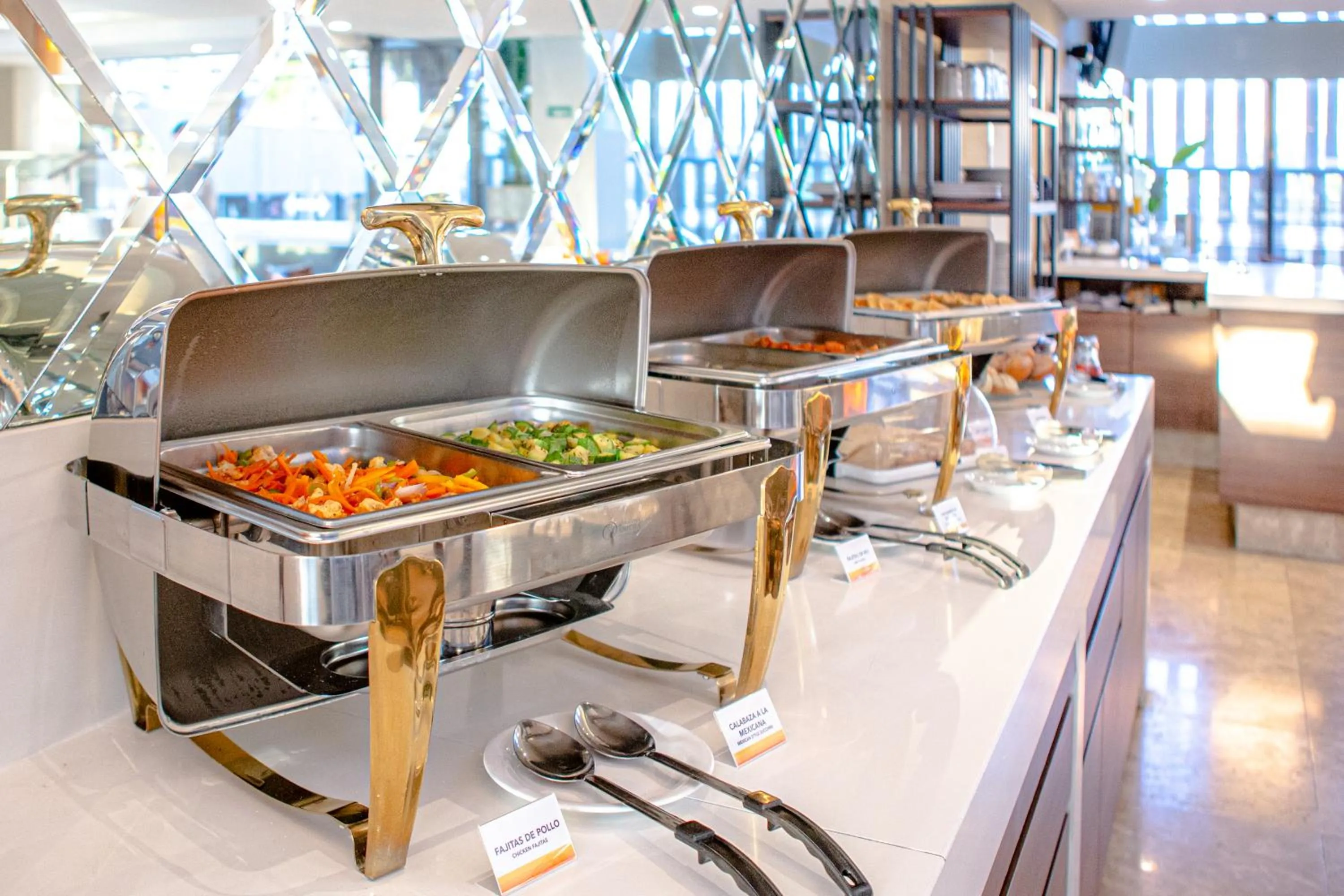 Restaurant/places to eat in Hotel Cayala Inn