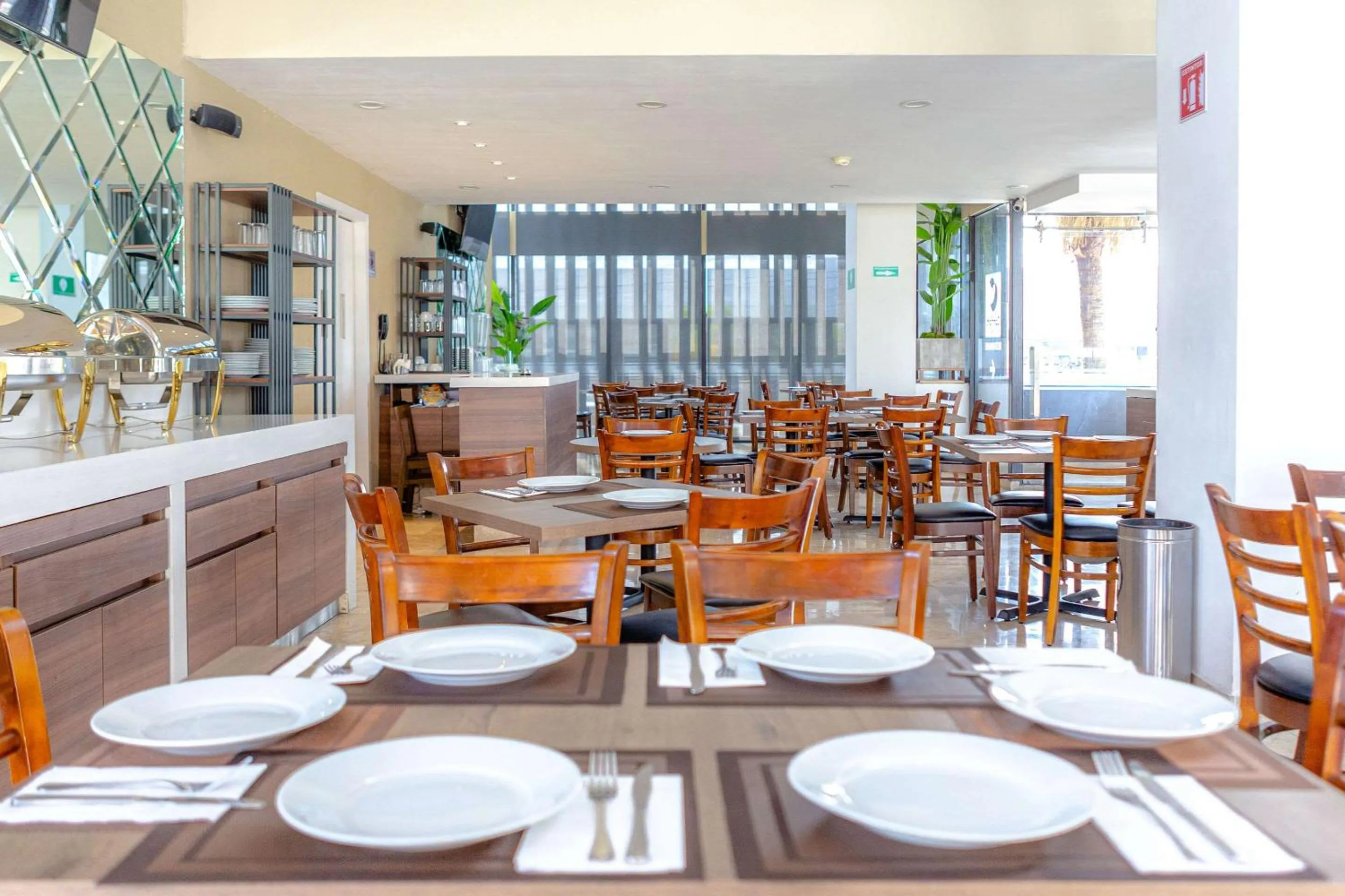 Restaurant/Places to Eat in Hotel Cayala Inn