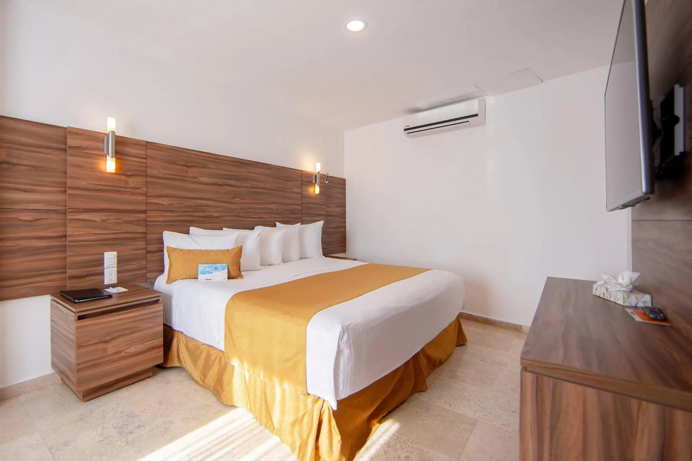 Bedroom, Bed in Comfort Inn Queretaro Tecnologico