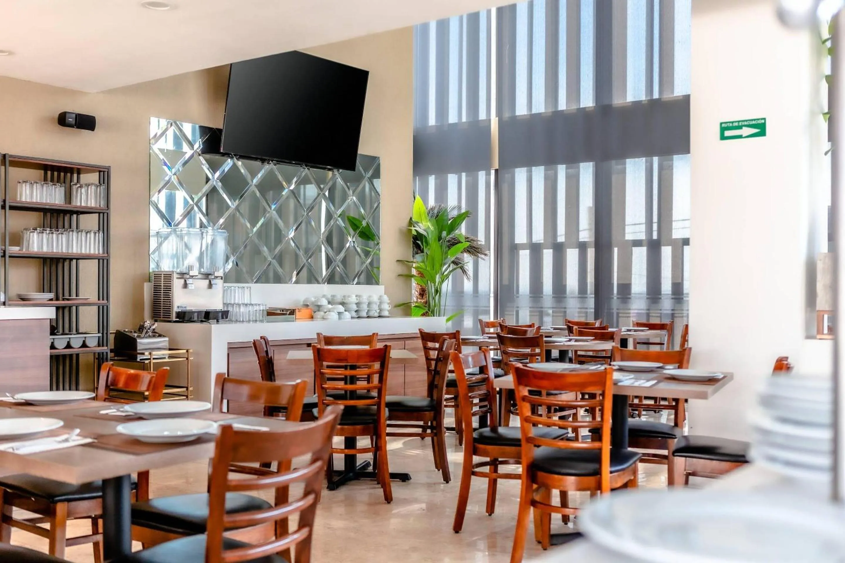 Restaurant/places to eat in Comfort Inn Queretaro Tecnologico