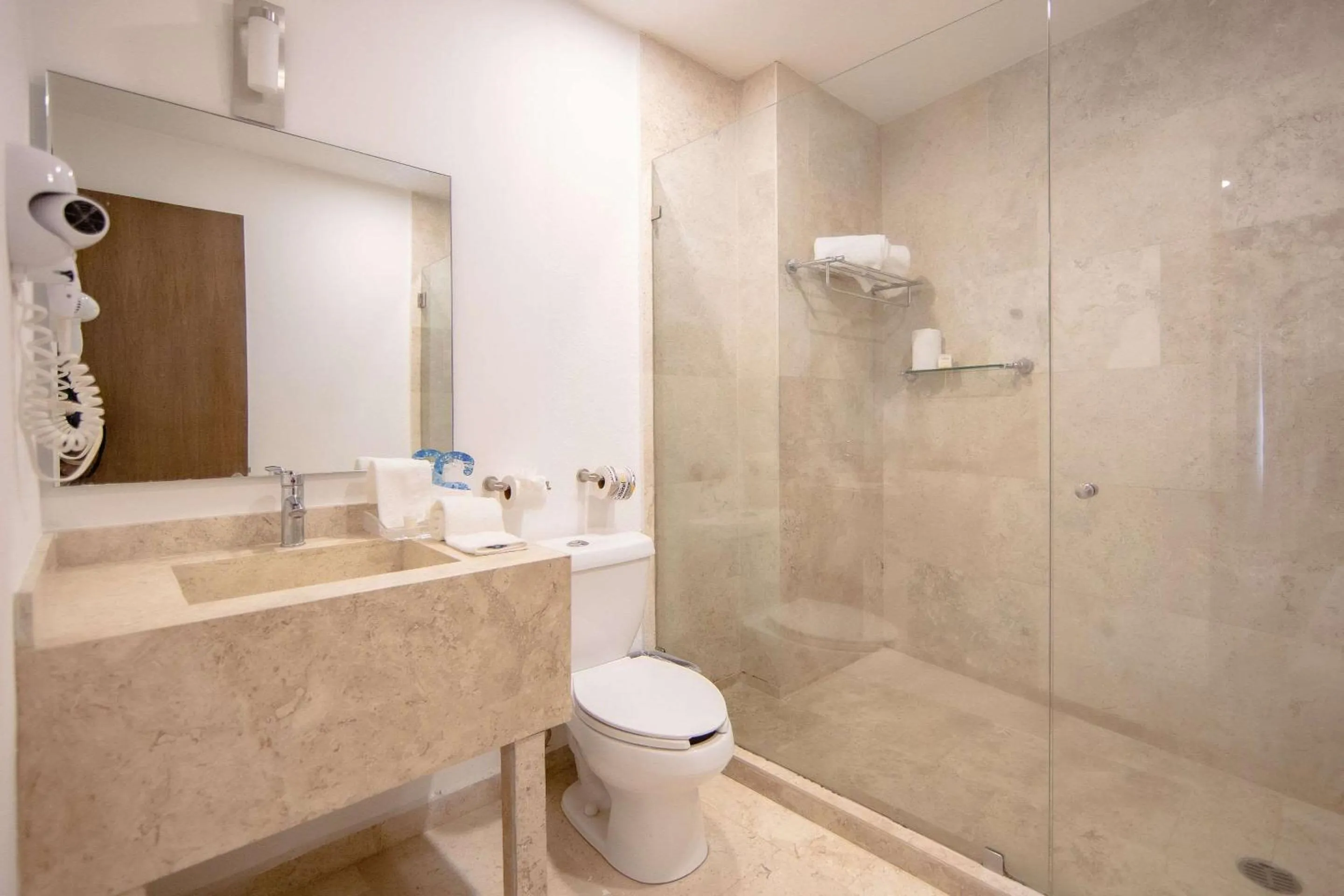 Shower, Bathroom in Hotel Cayala Inn