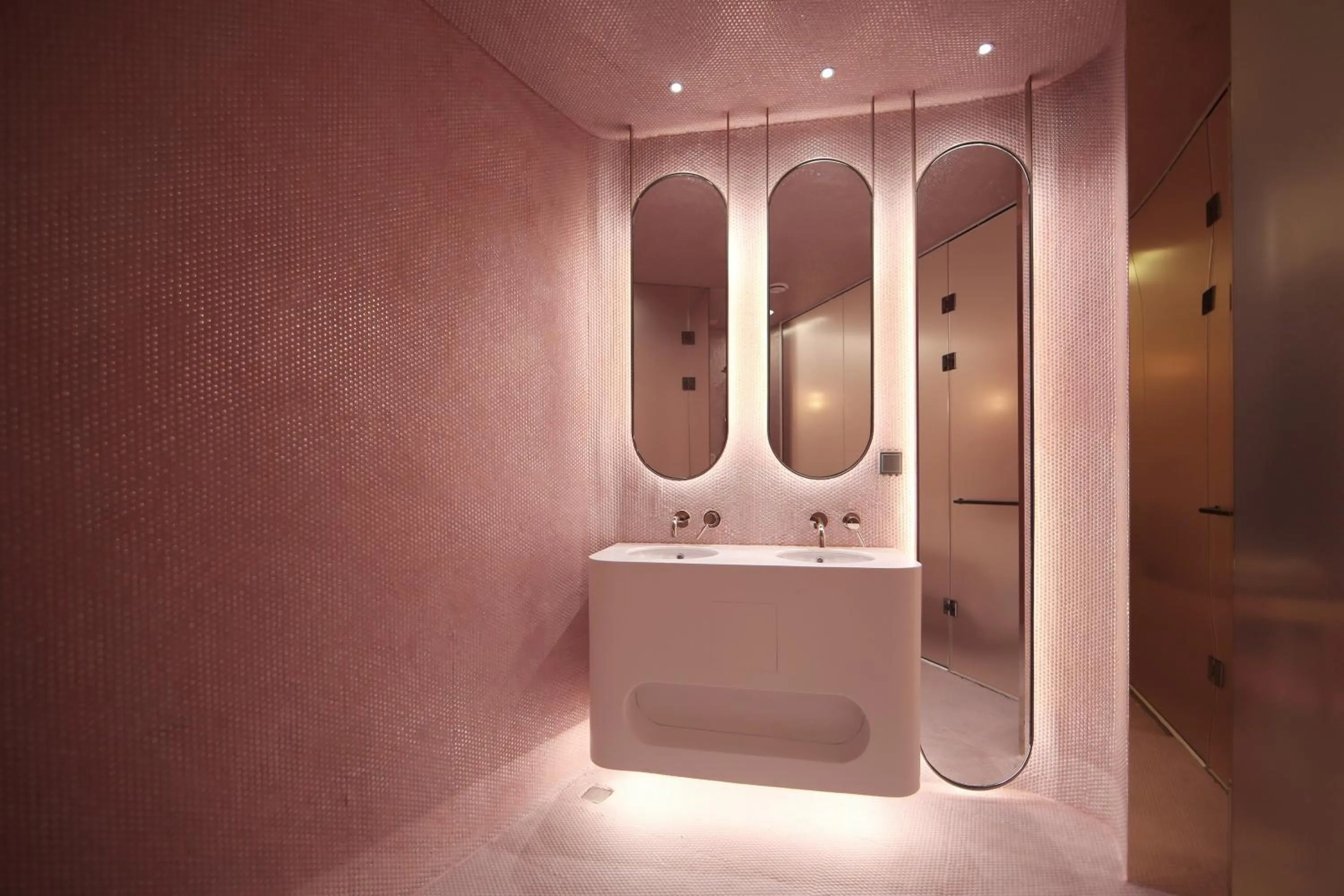 Shower in Hotel The Designers DDP