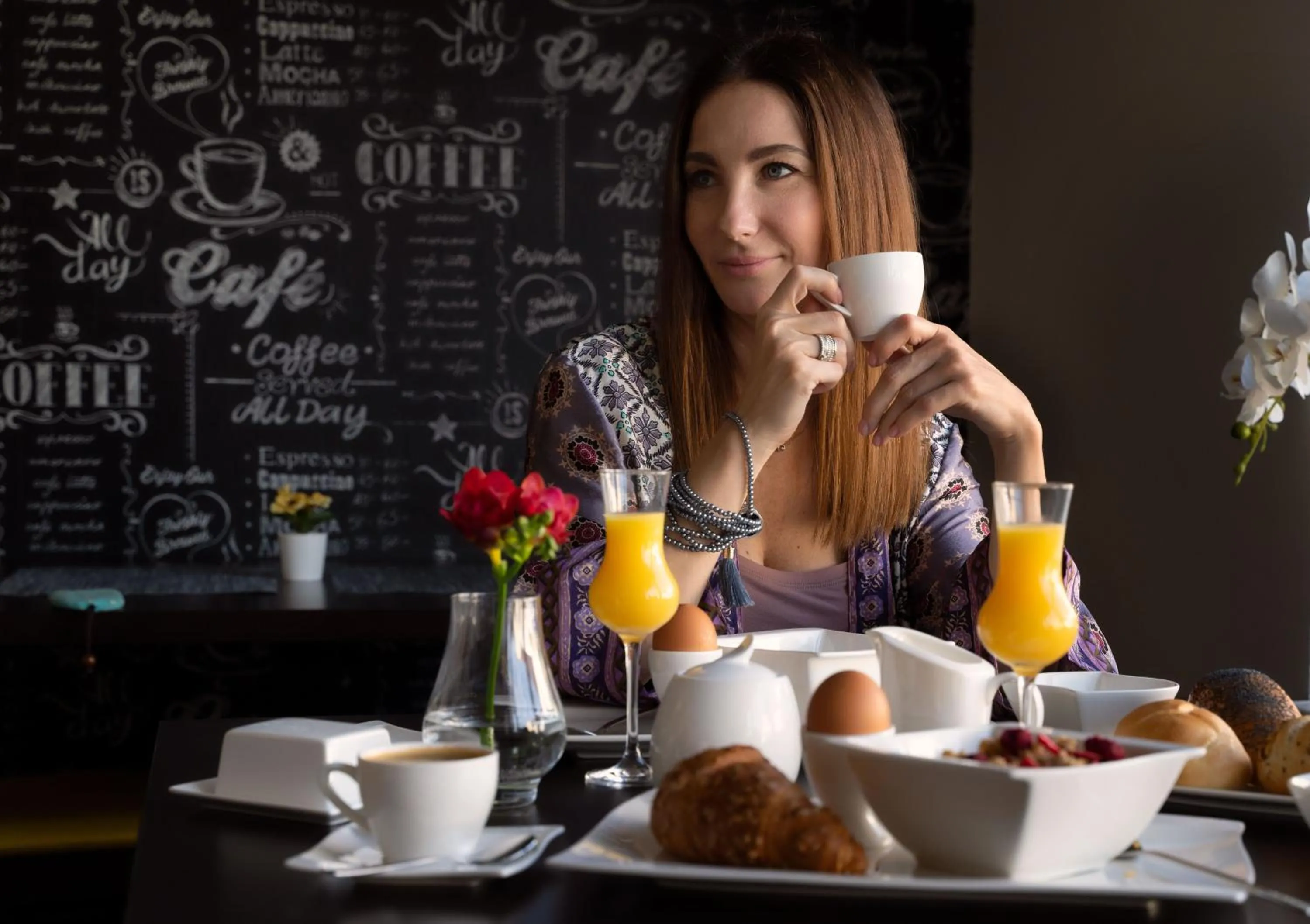 People in Grand Petit Hotel ex Shato Gesson