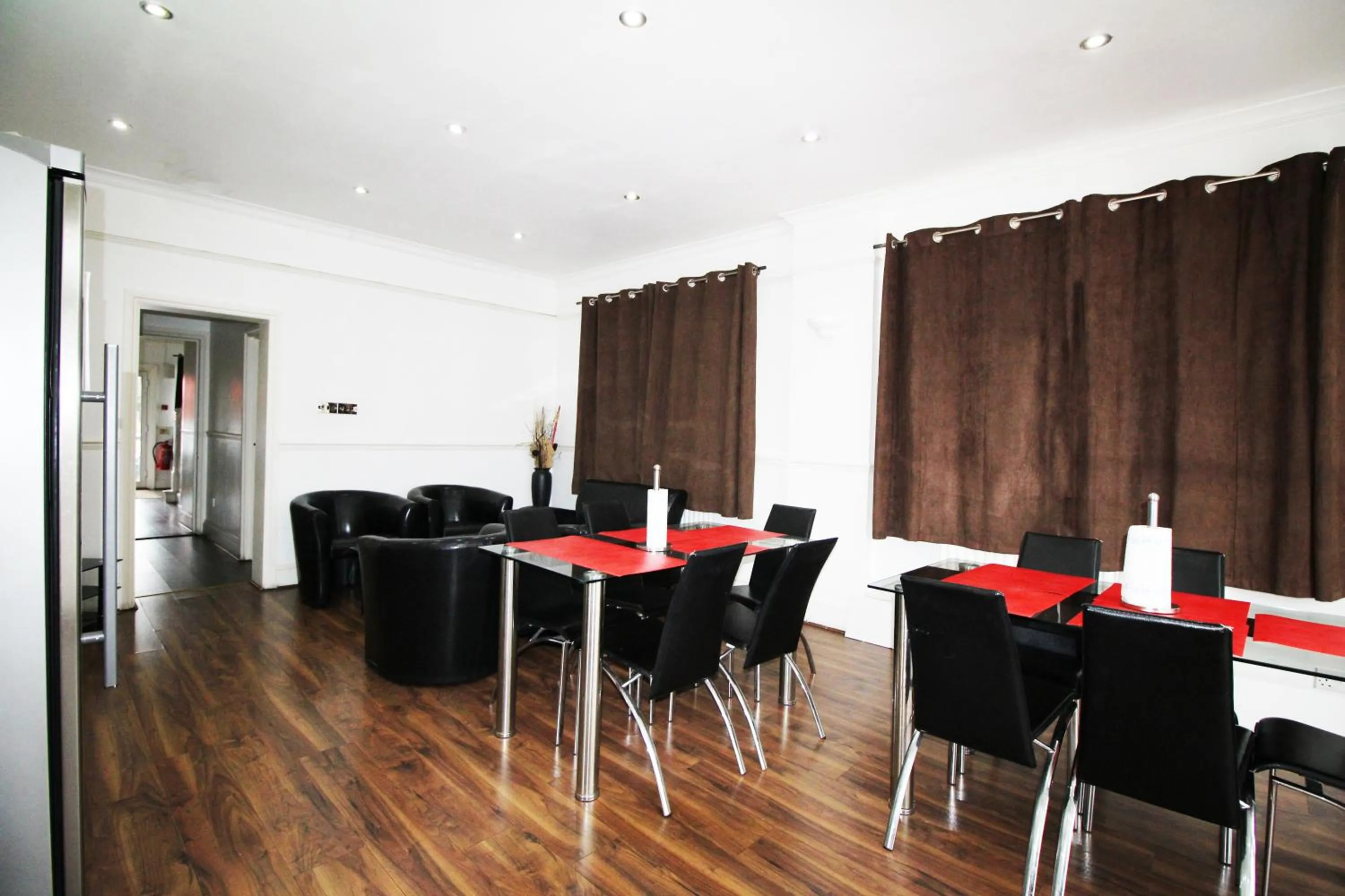 Communal lounge/ TV room in Flexistay Norbury Aparthotel