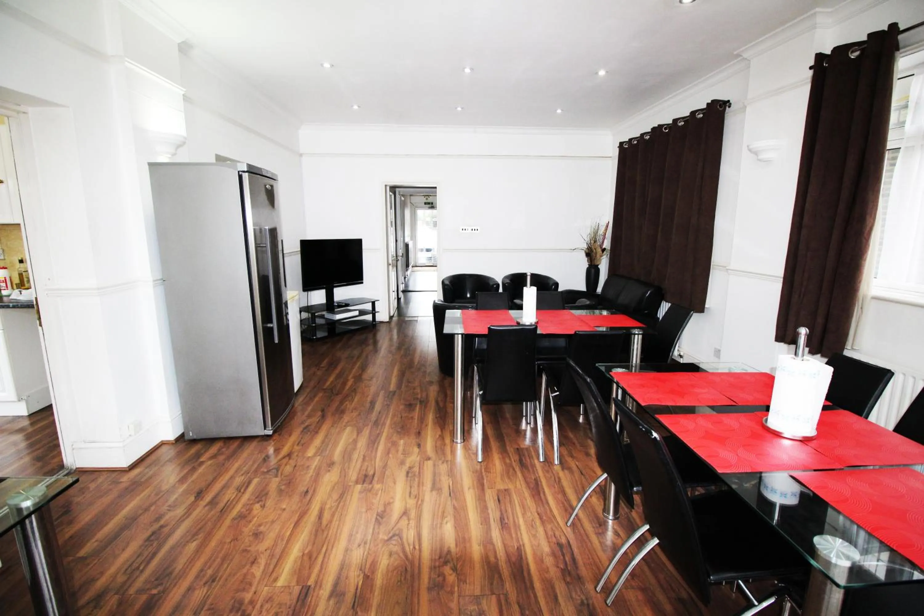 Communal lounge/ TV room in Flexistay Norbury Aparthotel