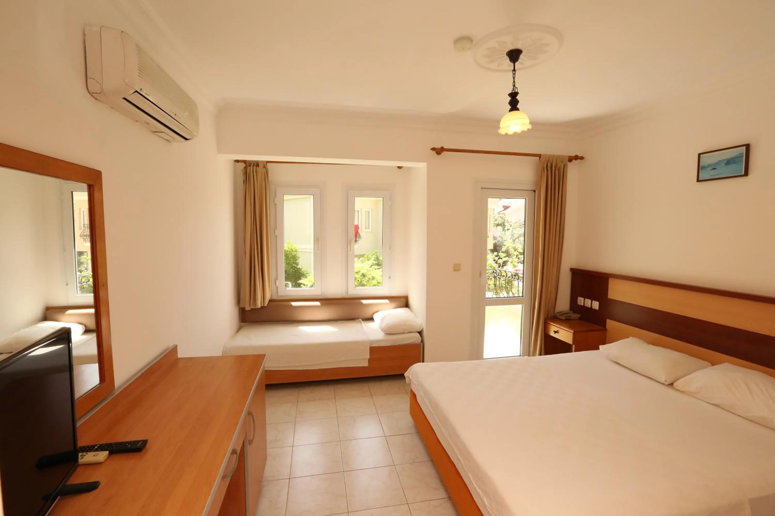 Photo of the whole room, Bed in The Tower Hotel