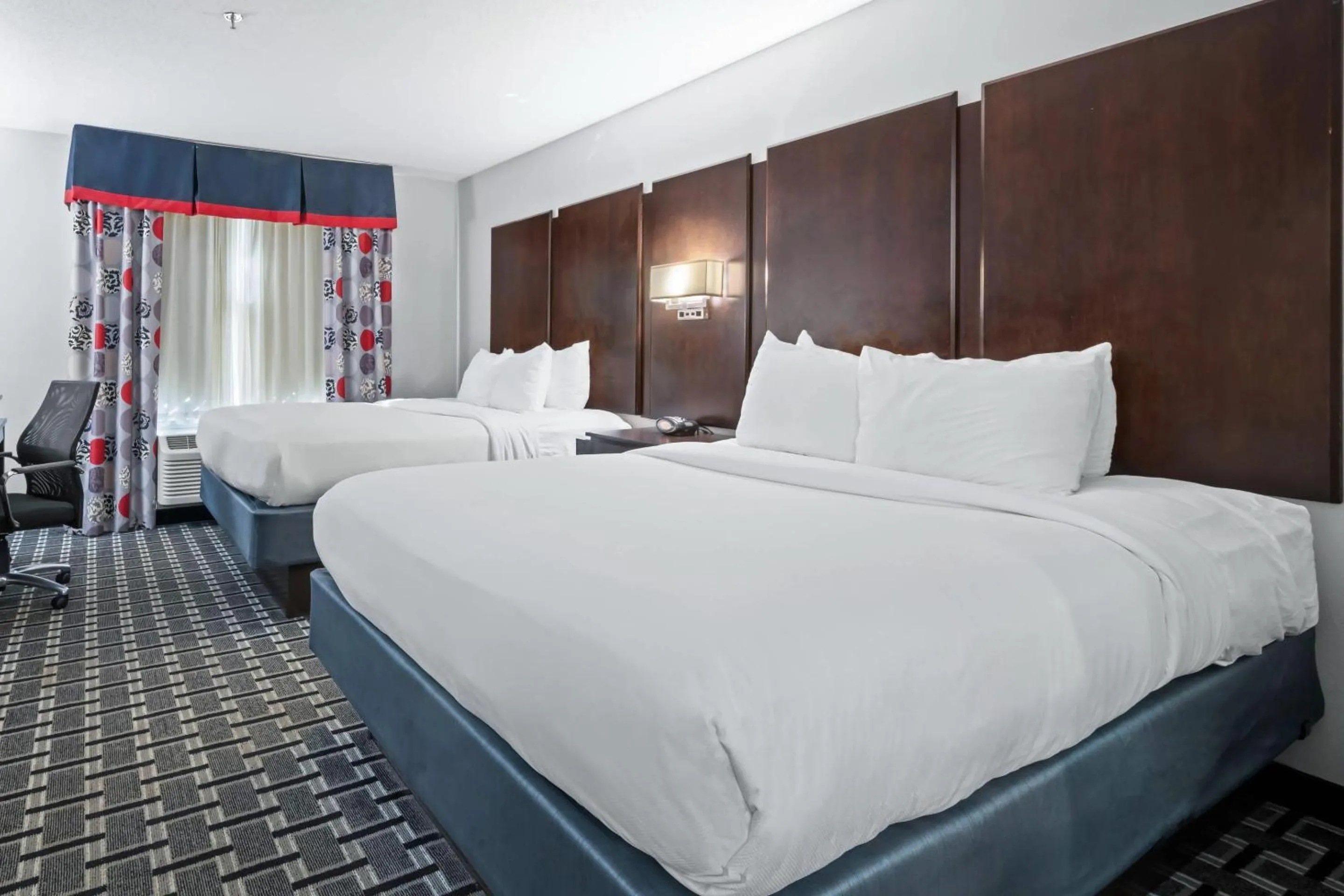 Bedroom, Bed in Comfort Suites Williamsburg Historic Area