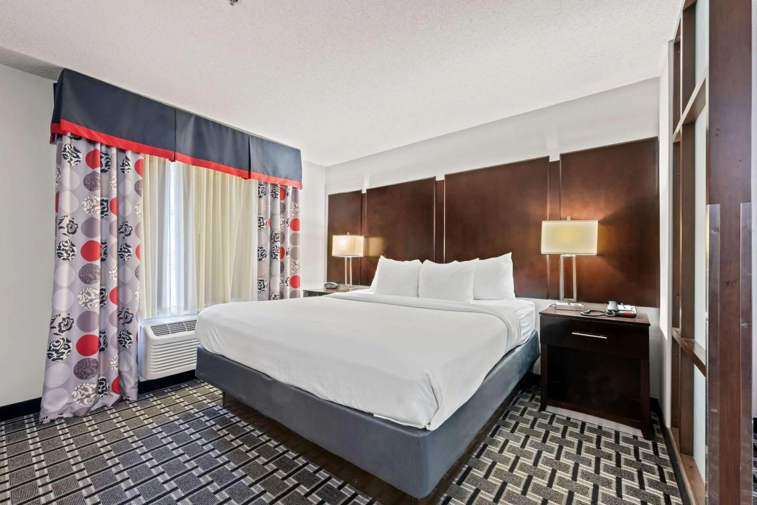 Bedroom, Bed in Comfort Suites Williamsburg Historic Area