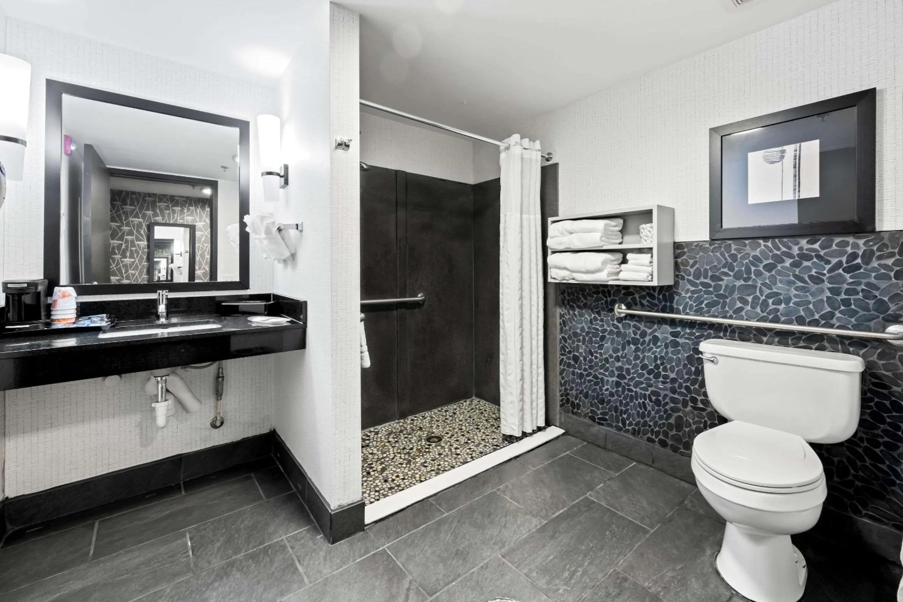 Bedroom in Comfort Suites Williamsburg Historic Area