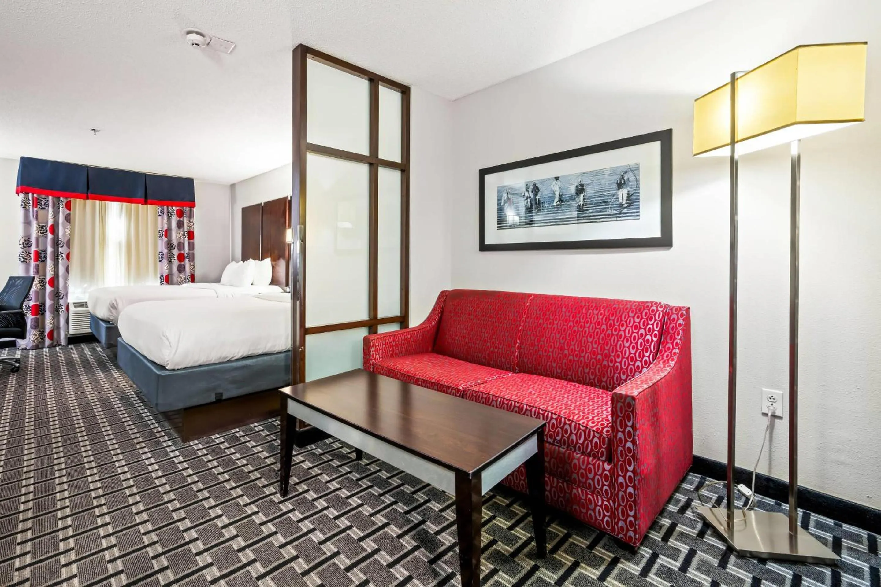 Bedroom, Bed in Comfort Suites Williamsburg Historic Area