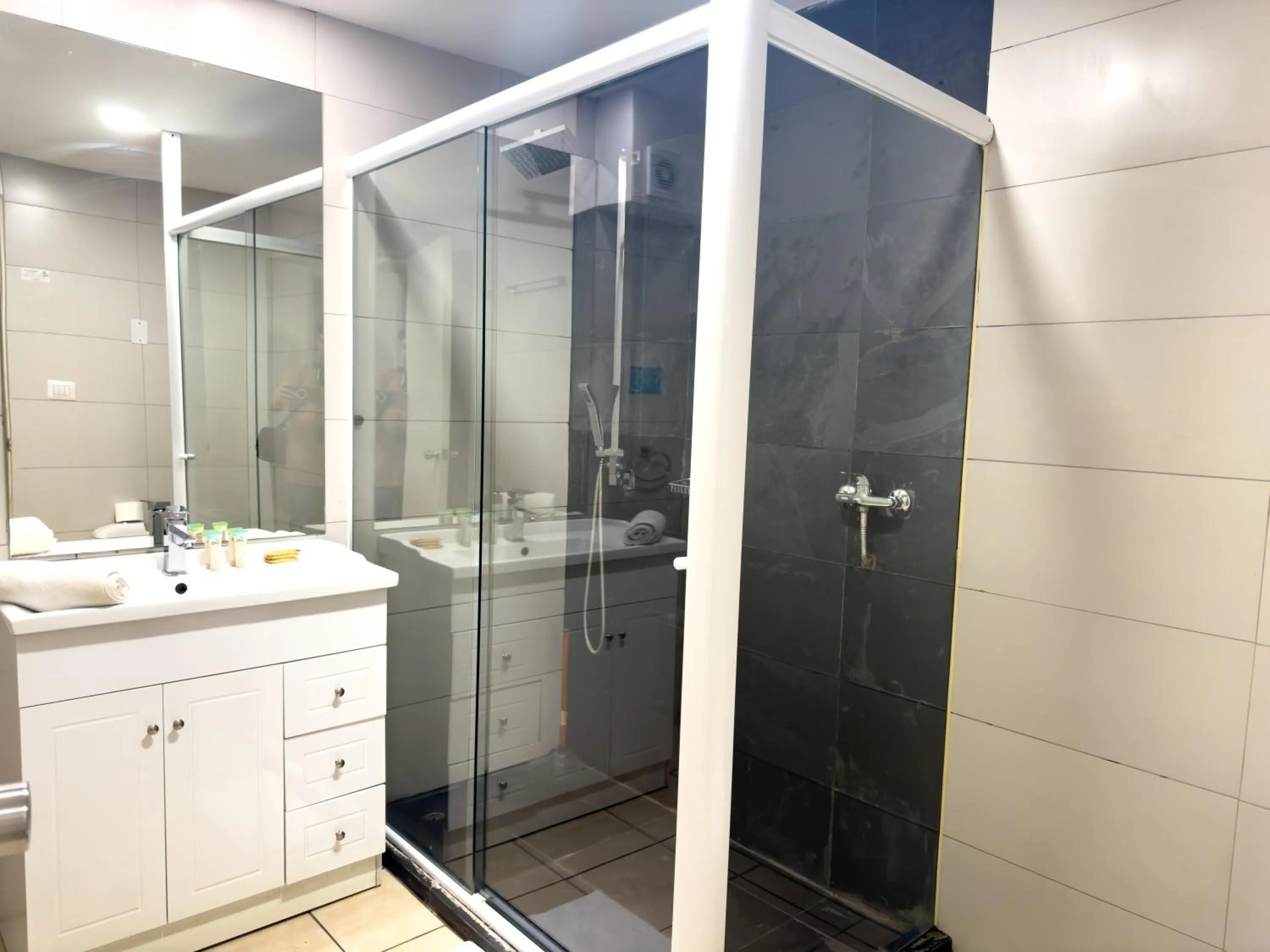 Shower in Hotel Plaza Ñuñoa